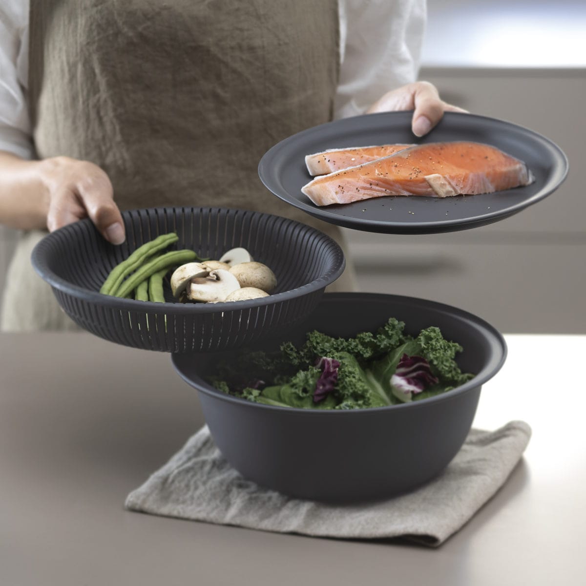 marna マーナ マーナのきほん ザルボウル 21cm K809 ( 3点セット トレー付き 食洗機対応 電子レンジ対応 蒸し器 耐熱 蓋 麺 水切り 湯切り プラスチック 浅型 浅い おしゃれ 米とぎ ざる そば 肉まん ) 【グレー】 グレー