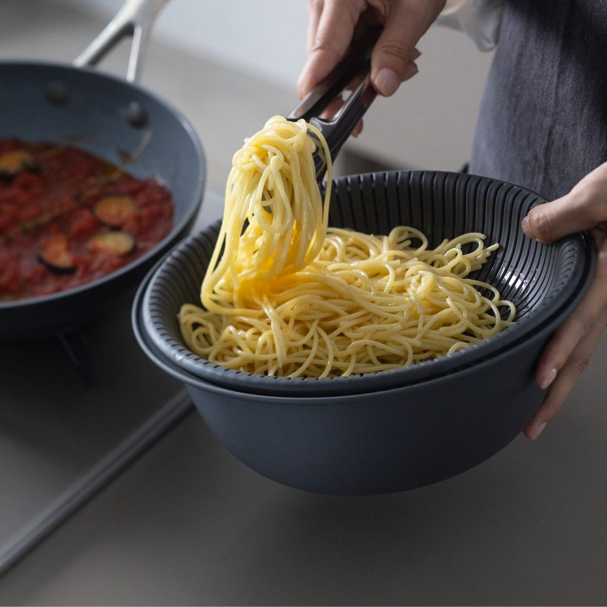 marna マーナ マーナのきほん ザルボウル 21cm K809 ( 3点セット トレー付き 食洗機対応 電子レンジ対応 蒸し器 耐熱 蓋 麺 水切り 湯切り プラスチック 浅型 浅い おしゃれ 米とぎ ざる そば 肉まん ) 【グレー】 グレー