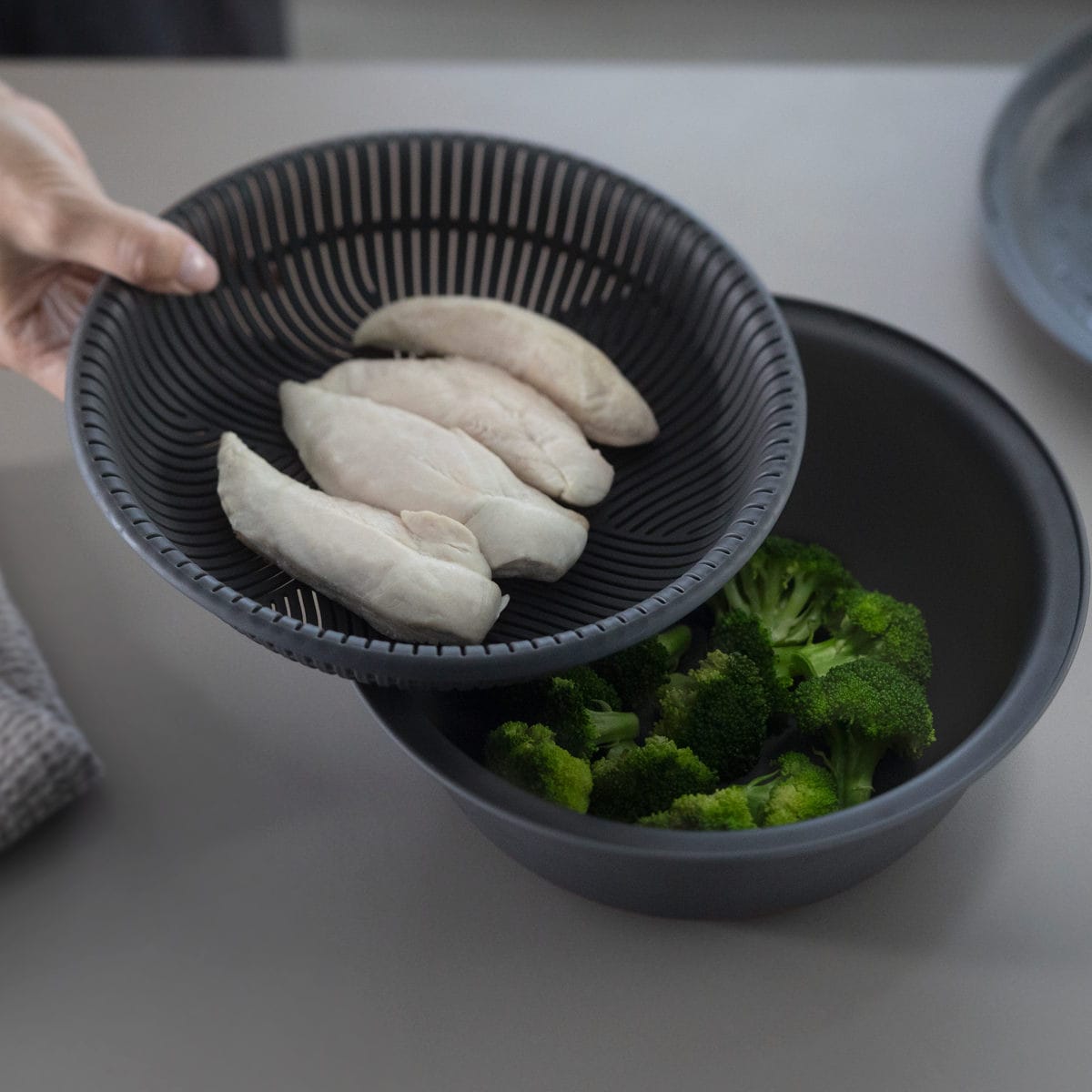 marna マーナ マーナのきほん ザルボウル 21cm K809 ( 3点セット トレー付き 食洗機対応 電子レンジ対応 蒸し器 耐熱 蓋 麺 水切り 湯切り プラスチック 浅型 浅い おしゃれ 米とぎ ざる そば 肉まん ) 【グレー】 グレー