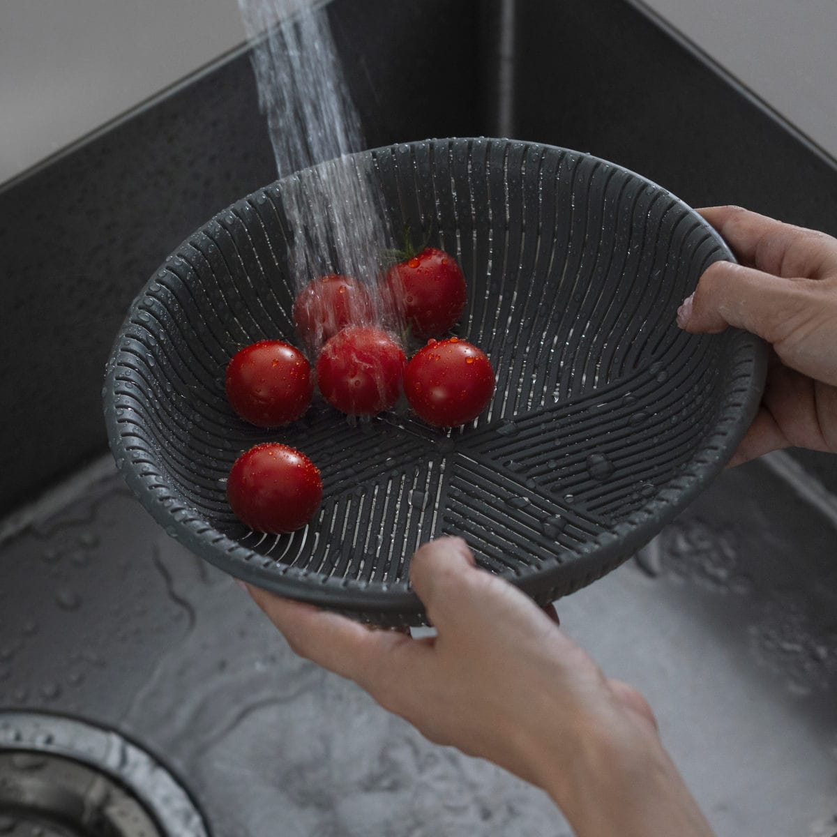 marna マーナ マーナのきほん ザルボウル 21cm K809 ( 3点セット トレー付き 食洗機対応 電子レンジ対応 蒸し器 耐熱 蓋 麺 水切り 湯切り プラスチック 浅型 浅い おしゃれ 米とぎ ざる そば 肉まん ) 【グレー】 グレー