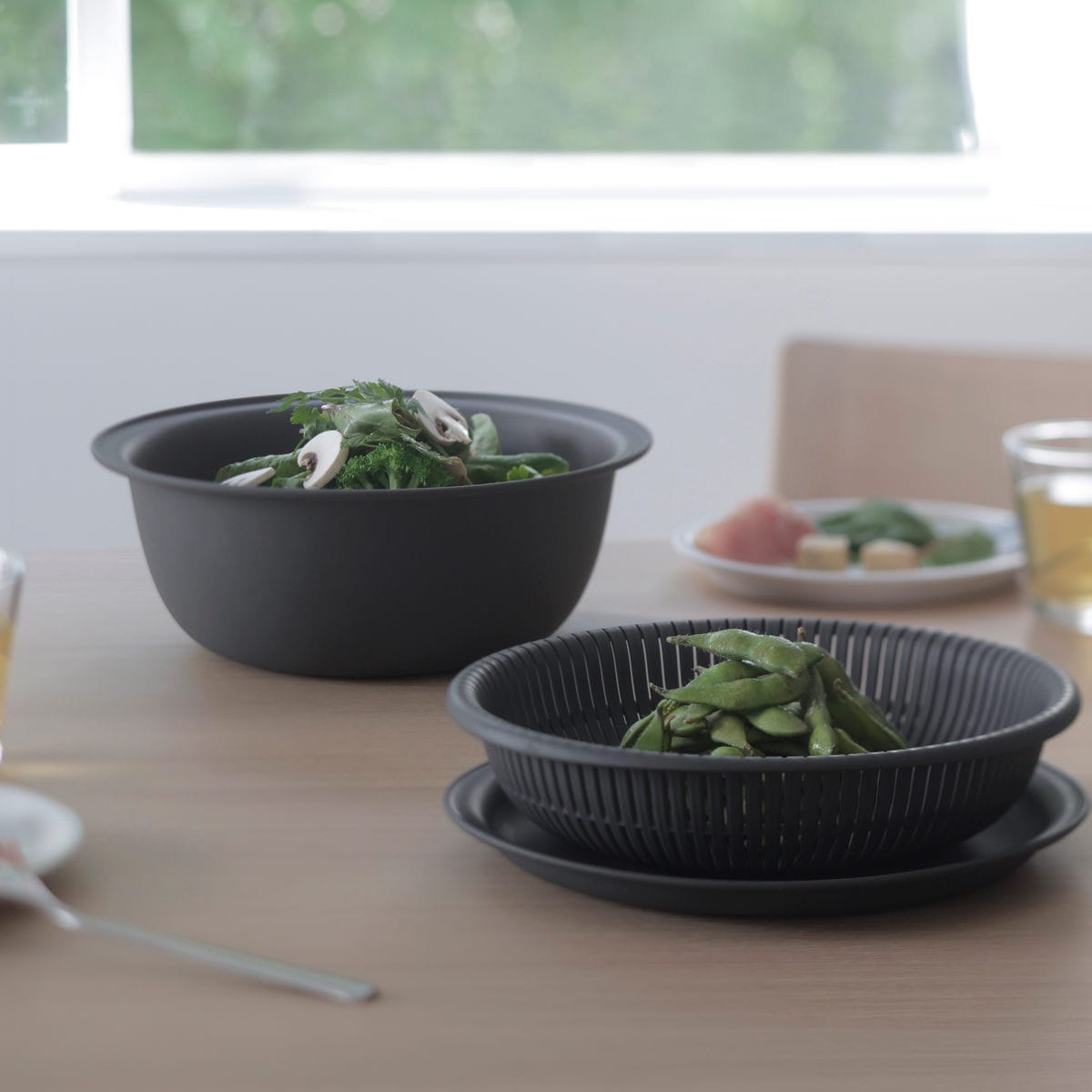 marna マーナ マーナのきほん ザルボウル 21cm K809 ( 3点セット トレー付き 食洗機対応 電子レンジ対応 蒸し器 耐熱 蓋 麺 水切り 湯切り プラスチック 浅型 浅い おしゃれ 米とぎ ざる そば 肉まん ) 【グレー】 グレー