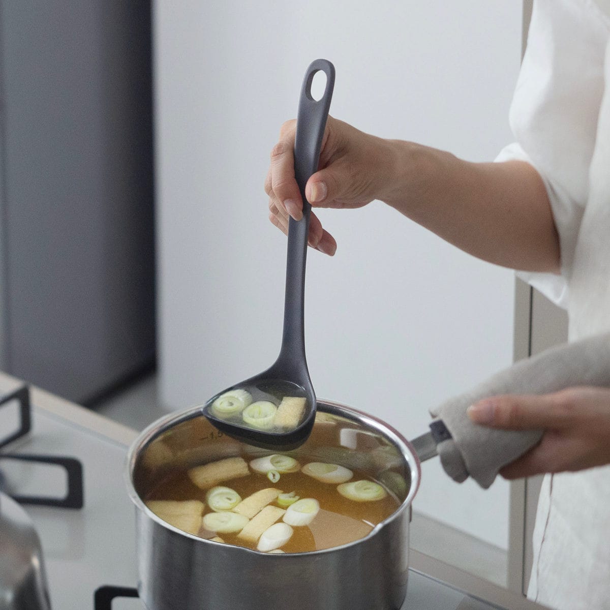 marna マーナ マーナのきほん お玉 K799 ( S すくいやすい 食洗機対応 シリコンおたま 注ぎやすい レードル キッチンツール 耐熱 おしゃれ かわいい おたま 穴無しお玉 調理スプーン 調理用品 調理器具 ) 【グレー】 グレー