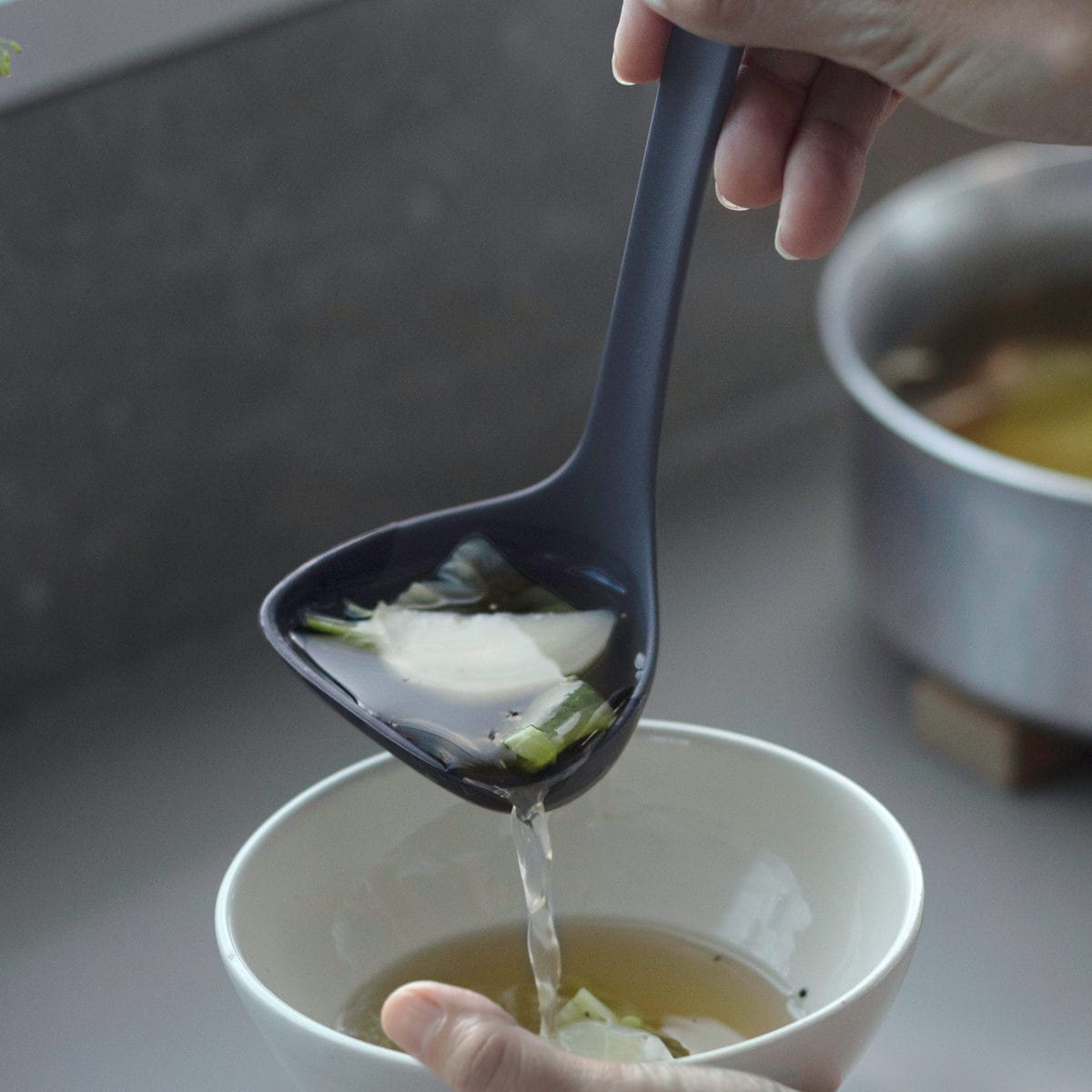 marna マーナ マーナのきほん お玉 K799 ( S すくいやすい 食洗機対応 シリコンおたま 注ぎやすい レードル キッチンツール 耐熱 おしゃれ かわいい おたま 穴無しお玉 調理スプーン 調理用品 調理器具 ) 【グレー】 グレー