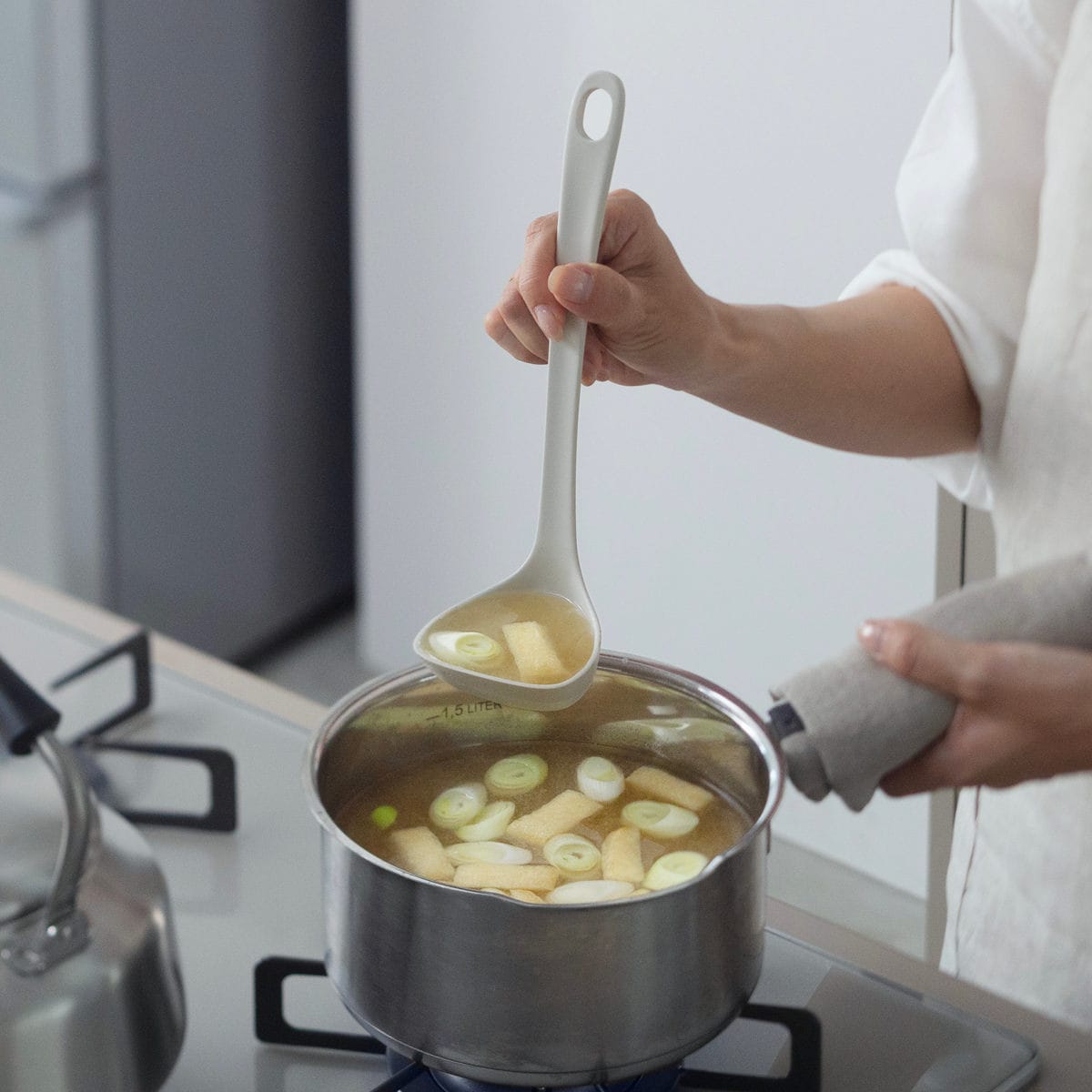 marna マーナ マーナのきほん お玉 K799 ( S すくいやすい 食洗機対応 シリコンおたま 注ぎやすい レードル キッチンツール 耐熱 おしゃれ かわいい おたま 穴無しお玉 調理スプーン 調理用品 調理器具 ) 【グレー】 グレー