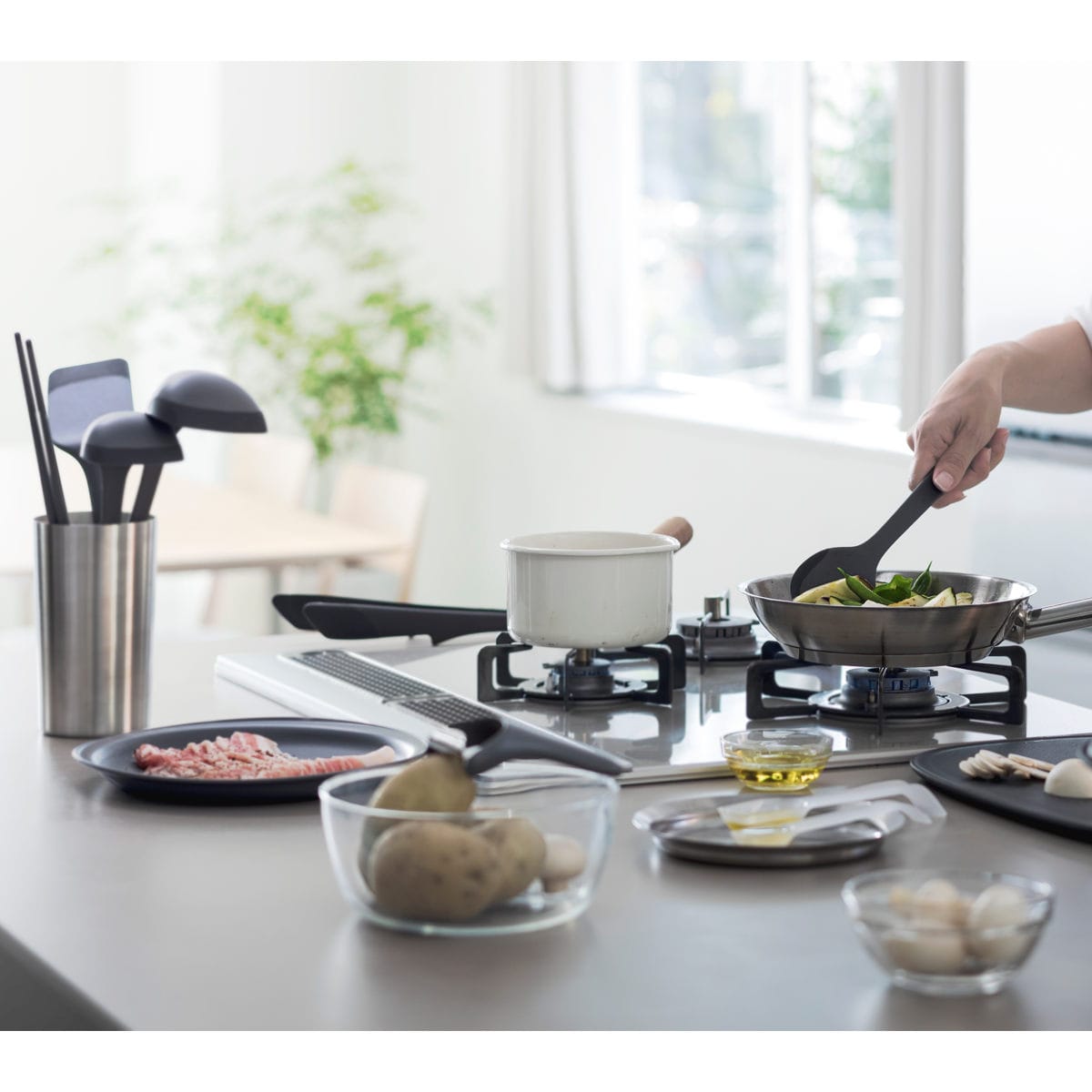 marna マーナ マーナのきほん お玉 K800 ( M すくいやすい 食洗機対応 シリコンおたま 注ぎやすい レードル キッチンツール 耐熱 おしゃれ かわいい おたま 穴無しお玉 調理スプーン 調理用品 調理器具 ) 【グレー】 グレー