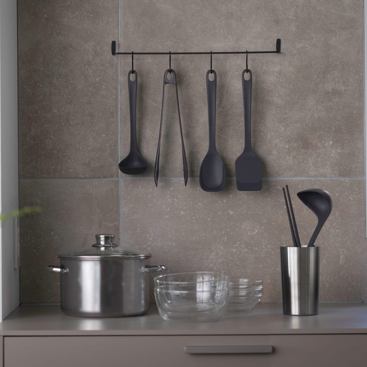 marna マーナ マーナのきほん お玉 K800 ( M すくいやすい 食洗機対応 シリコンおたま 注ぎやすい レードル キッチンツール 耐熱 おしゃれ かわいい おたま 穴無しお玉 調理スプーン 調理用品 調理器具 ) 【グレー】 グレー