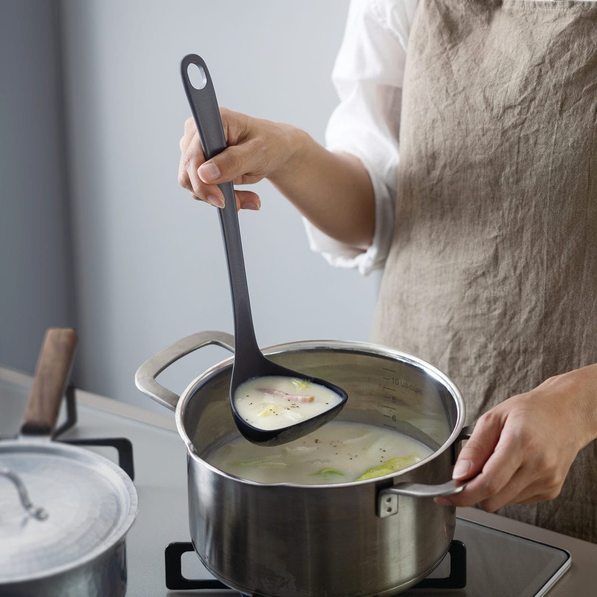 marna マーナ マーナのきほん お玉 K800 ( M すくいやすい 食洗機対応 シリコンおたま 注ぎやすい レードル キッチンツール 耐熱 おしゃれ かわいい おたま 穴無しお玉 調理スプーン 調理用品 調理器具 ) 【グレー】 グレー