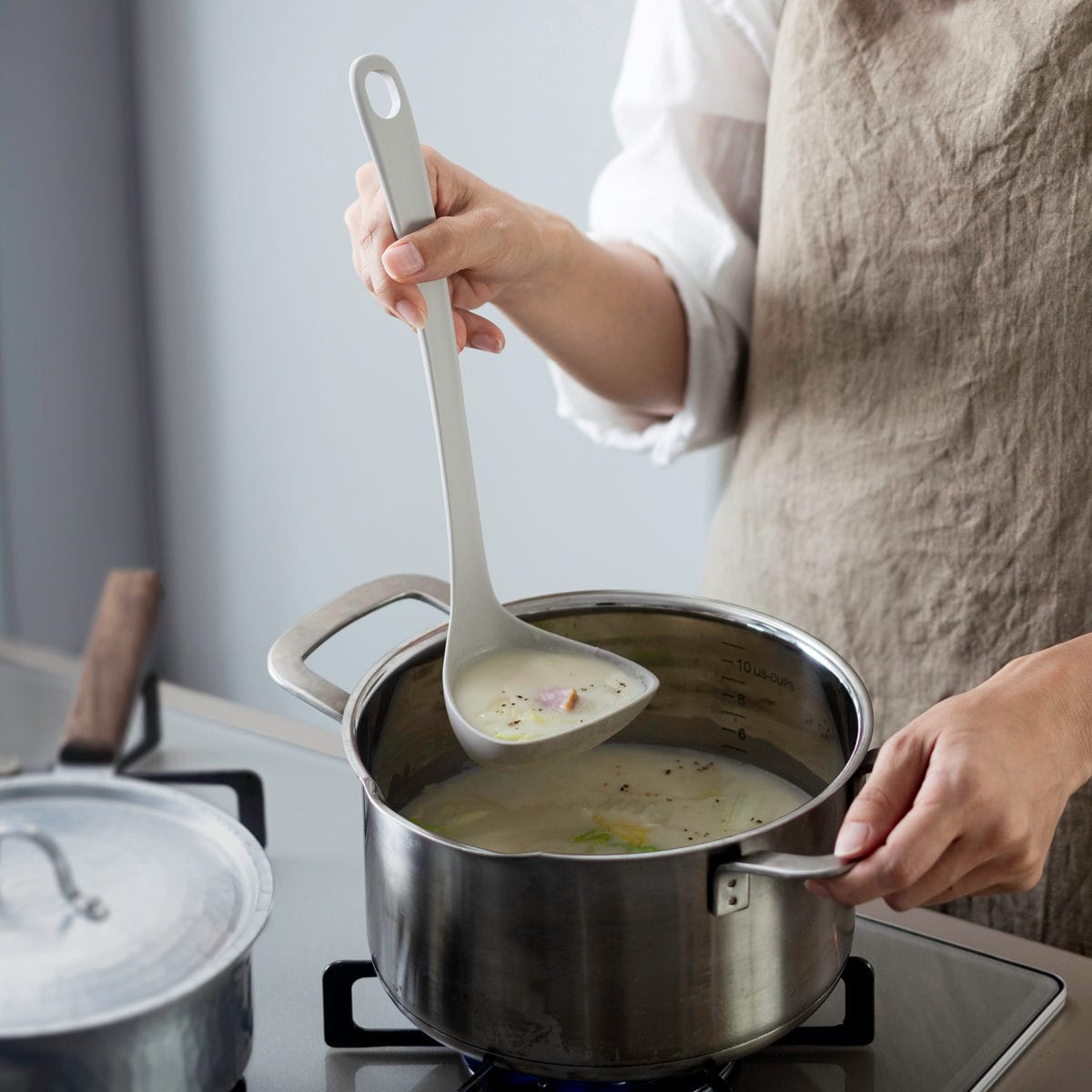 marna マーナ マーナのきほん お玉 K800 ( M すくいやすい 食洗機対応 シリコンおたま 注ぎやすい レードル キッチンツール 耐熱 おしゃれ かわいい おたま 穴無しお玉 調理スプーン 調理用品 調理器具 ) 【グレー】 グレー