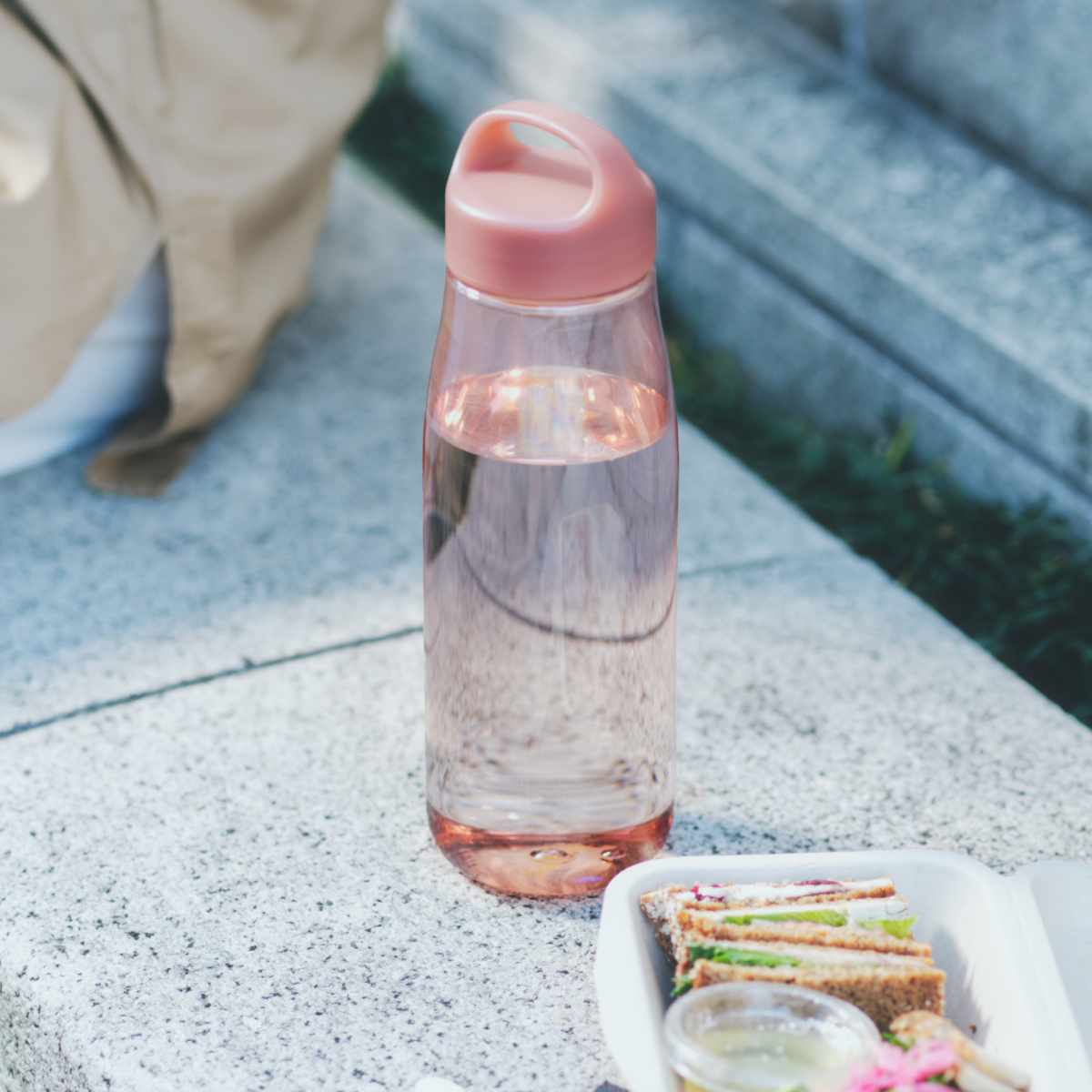 marna マーナ cocuri Daily ウォーターボトル 1L ( 水筒 直飲み 食洗機対応 マイボトル クリア ボトル 軽量 1リットル おしゃれ かわいい パッキンなし 広口 ハンドル付き 洗いやすい 軽い 透明 持ち運び プラスチック 日本製 ) 【カームホワイト】 カームホワイト