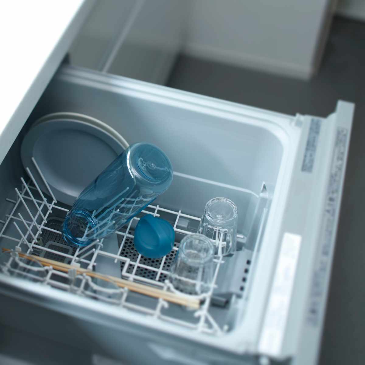 marna マーナ cocuri Daily ウォーターボトル 1L ( 水筒 直飲み 食洗機対応 マイボトル クリア ボトル 軽量 1リットル おしゃれ かわいい パッキンなし 広口 ハンドル付き 洗いやすい 軽い 透明 持ち運び プラスチック 日本製 ) 【カームホワイト】 カームホワイト