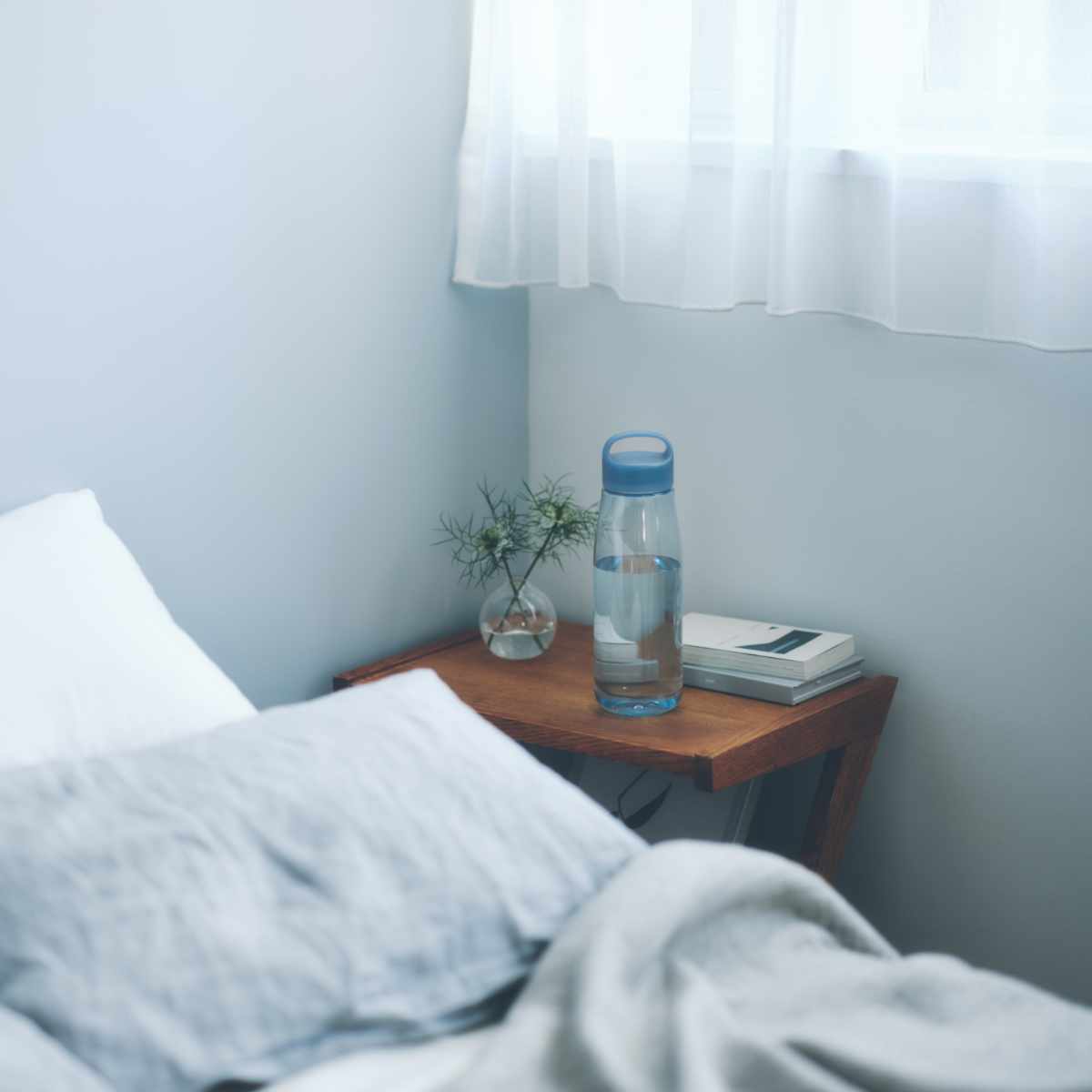 marna マーナ cocuri Daily ウォーターボトル 1L ( 水筒 直飲み 食洗機対応 マイボトル クリア ボトル 軽量 1リットル おしゃれ かわいい パッキンなし 広口 ハンドル付き 洗いやすい 軽い 透明 持ち運び プラスチック 日本製 ) 【カームホワイト】 カームホワイト