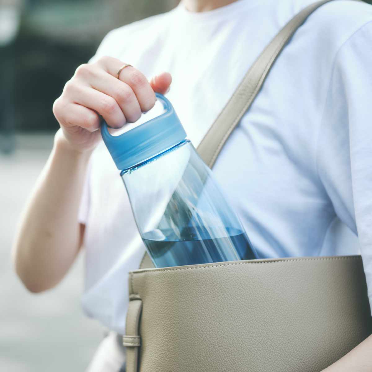 marna マーナ cocuri Daily ウォーターボトル 1L ( 水筒 直飲み 食洗機対応 マイボトル クリア ボトル 軽量 1リットル おしゃれ かわいい パッキンなし 広口 ハンドル付き 洗いやすい 軽い 透明 持ち運び プラスチック 日本製 ) 【カームホワイト】 カームホワイト