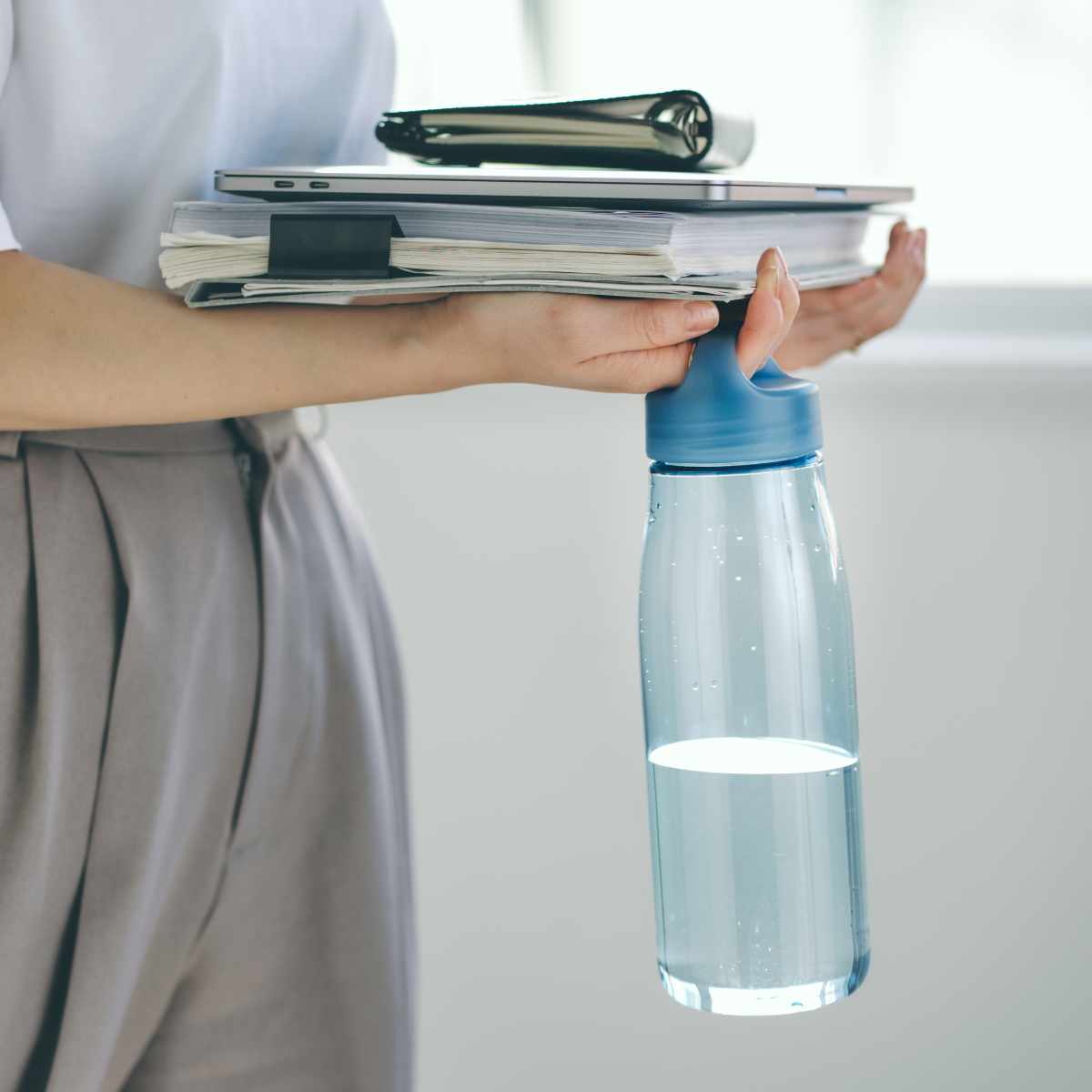 marna マーナ cocuri Daily ウォーターボトル 1L ( 水筒 直飲み 食洗機対応 マイボトル クリア ボトル 軽量 1リットル おしゃれ かわいい パッキンなし 広口 ハンドル付き 洗いやすい 軽い 透明 持ち運び プラスチック 日本製 ) 【カームホワイト】 カームホワイト