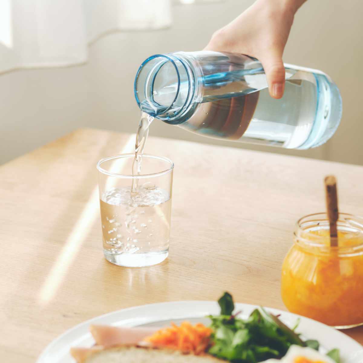 marna マーナ cocuri Daily ウォーターボトル 1L ( 水筒 直飲み 食洗機対応 マイボトル クリア ボトル 軽量 1リットル おしゃれ かわいい パッキンなし 広口 ハンドル付き 洗いやすい 軽い 透明 持ち運び プラスチック 日本製 ) 【カームホワイト】 カームホワイト