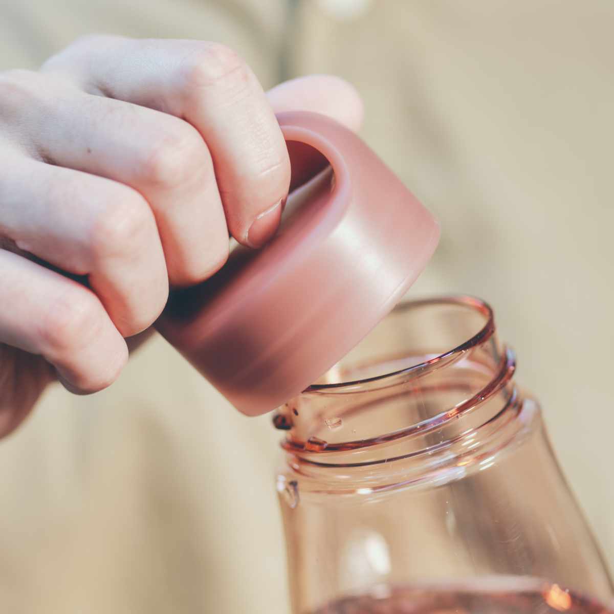 marna マーナ cocuri Daily ウォーターボトル 1L ( 水筒 直飲み 食洗機対応 マイボトル クリア ボトル 軽量 1リットル おしゃれ かわいい パッキンなし 広口 ハンドル付き 洗いやすい 軽い 透明 持ち運び プラスチック 日本製 ) 【カームホワイト】 カームホワイト