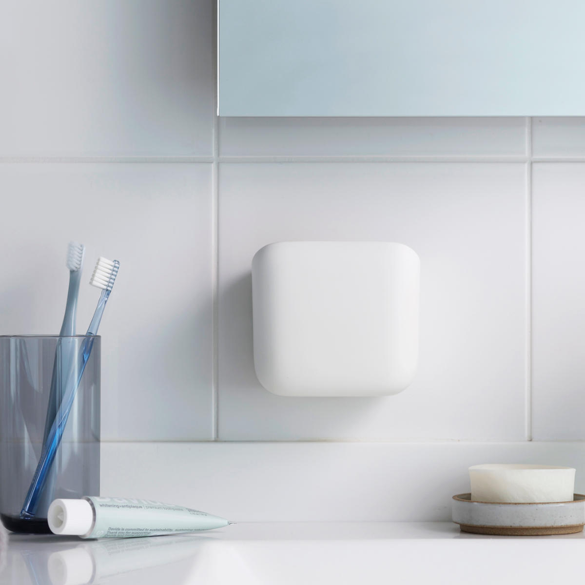 marna マーナ 洗面ゴミ箱 W661 ( ごみ箱 洗面所 おしゃれ 吊り下げ 小さめ ごみばこ 浮かせる 洗面台 吸盤 吊るす 引っ掛け コンパクト スリム 小物入れ かわいい 小型 ミニサイズ 小さい フタなし ホワイト 白 ダストボックス )