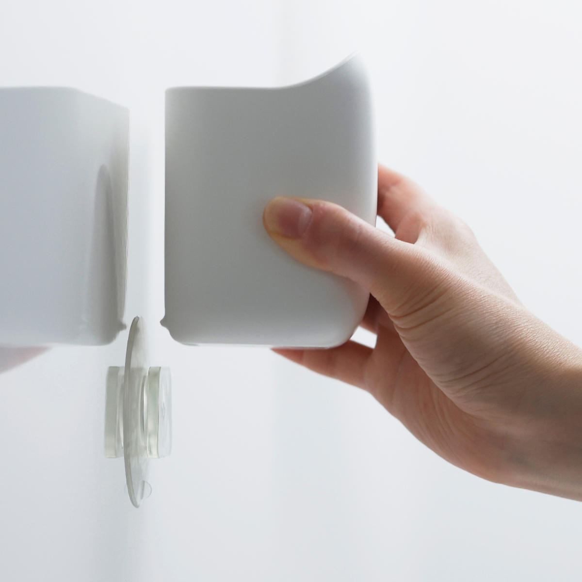 marna マーナ 洗面ゴミ箱 W661 ( ごみ箱 洗面所 おしゃれ 吊り下げ 小さめ ごみばこ 浮かせる 洗面台 吸盤 吊るす 引っ掛け コンパクト スリム 小物入れ かわいい 小型 ミニサイズ 小さい フタなし ホワイト 白 ダストボックス )