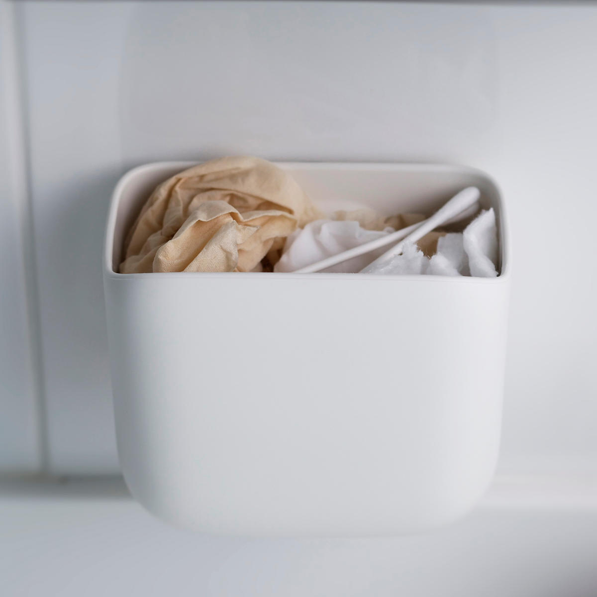 marna マーナ 洗面ゴミ箱 W661 ( ごみ箱 洗面所 おしゃれ 吊り下げ 小さめ ごみばこ 浮かせる 洗面台 吸盤 吊るす 引っ掛け コンパクト スリム 小物入れ かわいい 小型 ミニサイズ 小さい フタなし ホワイト 白 ダストボックス )