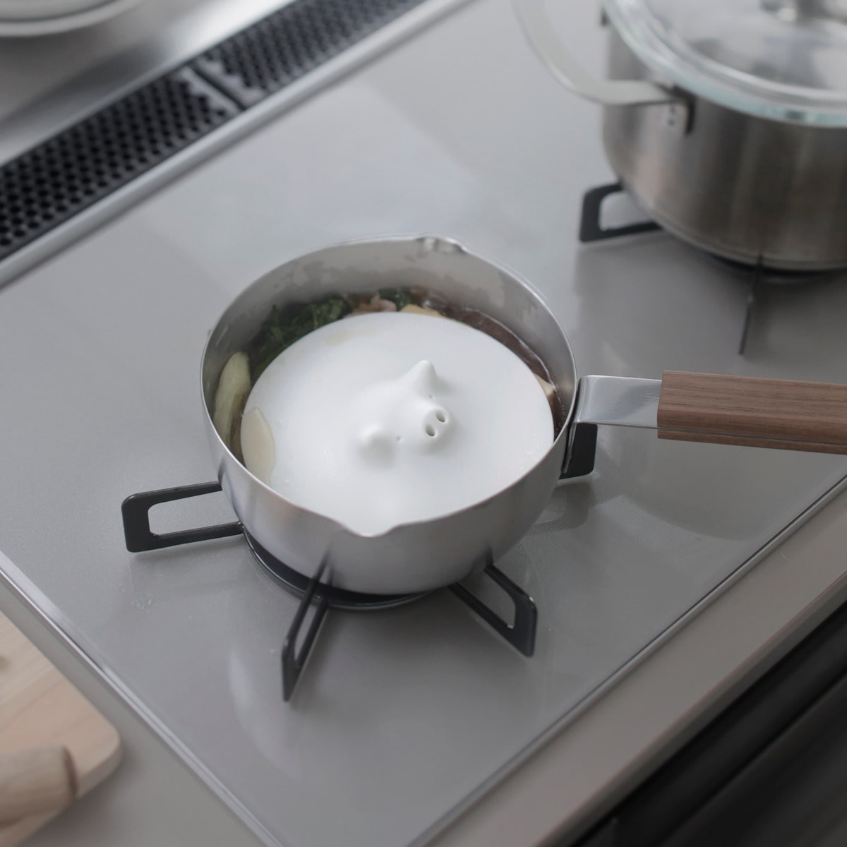 marna マーナ コブタの落としぶた 13.5cm K091 ( 鍋 蓋 耐熱 シリコン 鍋ふた 瓶蓋 フタ )