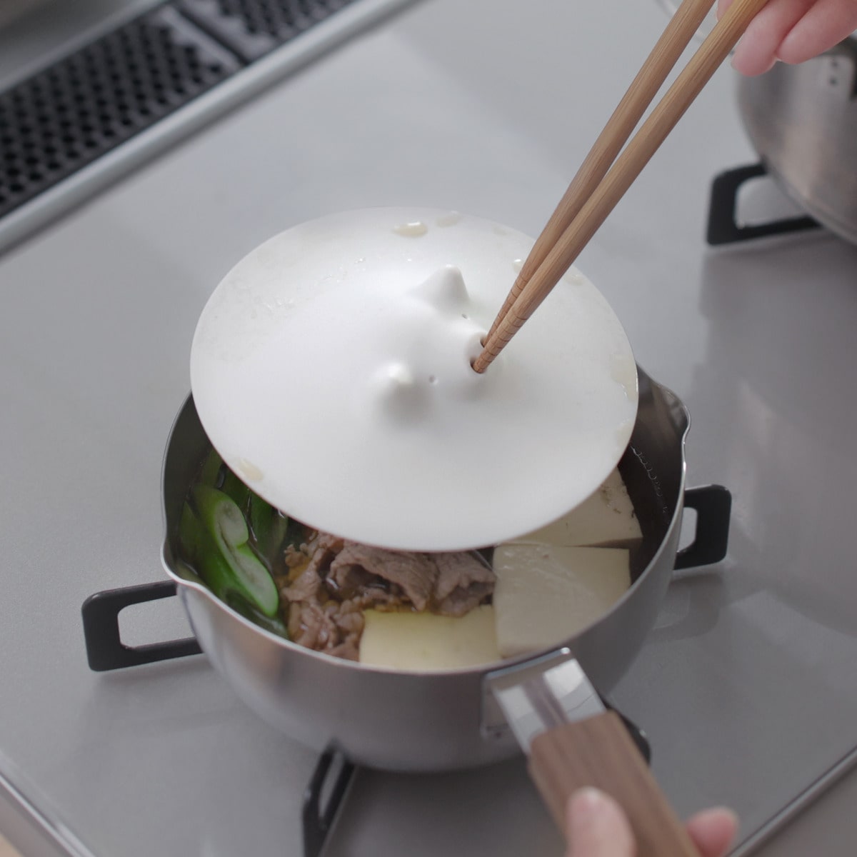 marna マーナ コブタの落としぶた 13.5cm K091 ( 鍋 蓋 耐熱 シリコン 鍋ふた 瓶蓋 フタ )