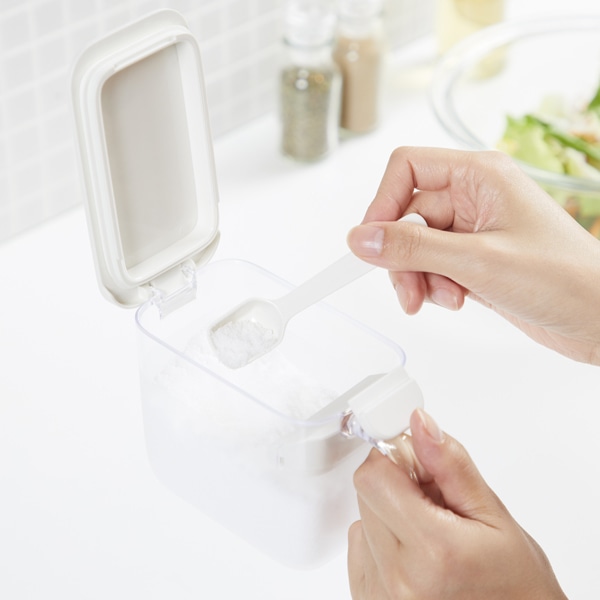 marna マーナ GOODLOCKCONTAINER 調味料ポット K736 ( グッドロックコンテナ 370ml 調味料ケース 砂糖入れ 塩入れ 小さじスプーン付き シュガーポット スパイス容器 ストッカー ) 【ホワイト】 ホワイト