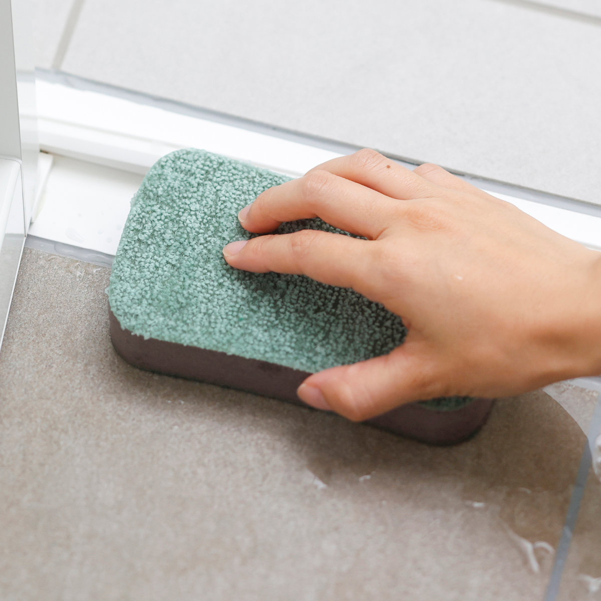 marna マーナ 水ピカ バススポンジ ( お風呂スポンジ 風呂用スポンジ バスタブ スポンジ 日本製 お風呂掃除 浴室掃除 二面 両面 吊り下げ 洗剤不要 水だけ ) 【グリーン】 グリーン