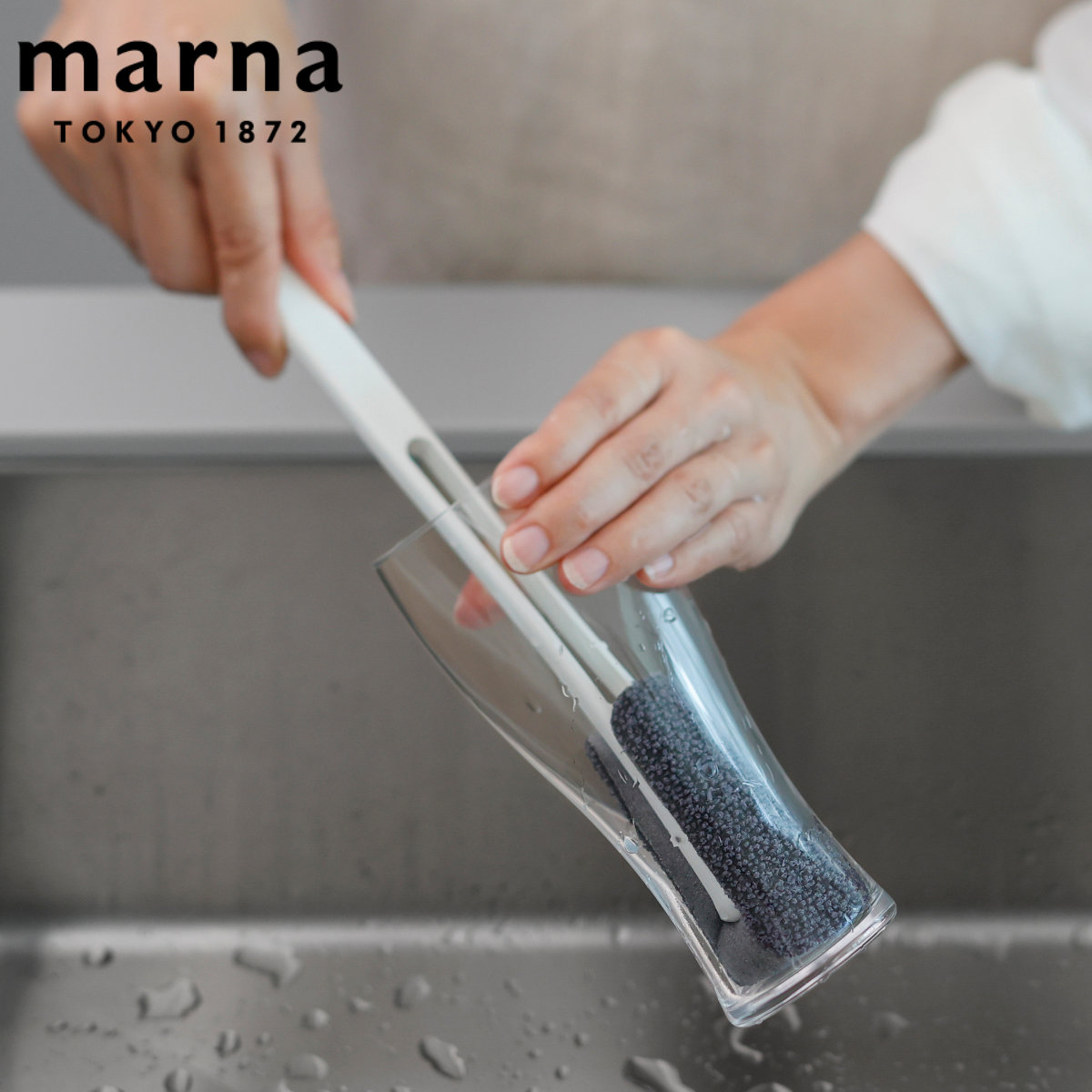 marna マーナ 水ピカ ボトル洗いスポンジ ( 柄付きブラシ キッチンスポンジ 水筒洗いブラシ 洗剤不要 水だけ 日本製 タンブラー マグボトル 冷水筒 コップ キッチン スリム ) グレー