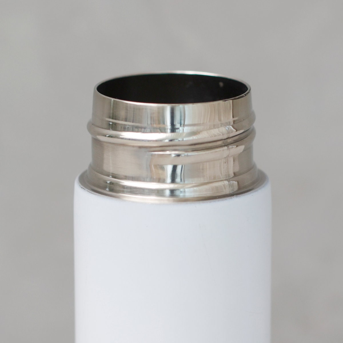 marna マーナ 水ピカ ボトル洗いスポンジ ( 柄付きブラシ キッチンスポンジ 水筒洗いブラシ 洗剤不要 水だけ 日本製 タンブラー マグボトル 冷水筒 コップ キッチン スリム ) グレー