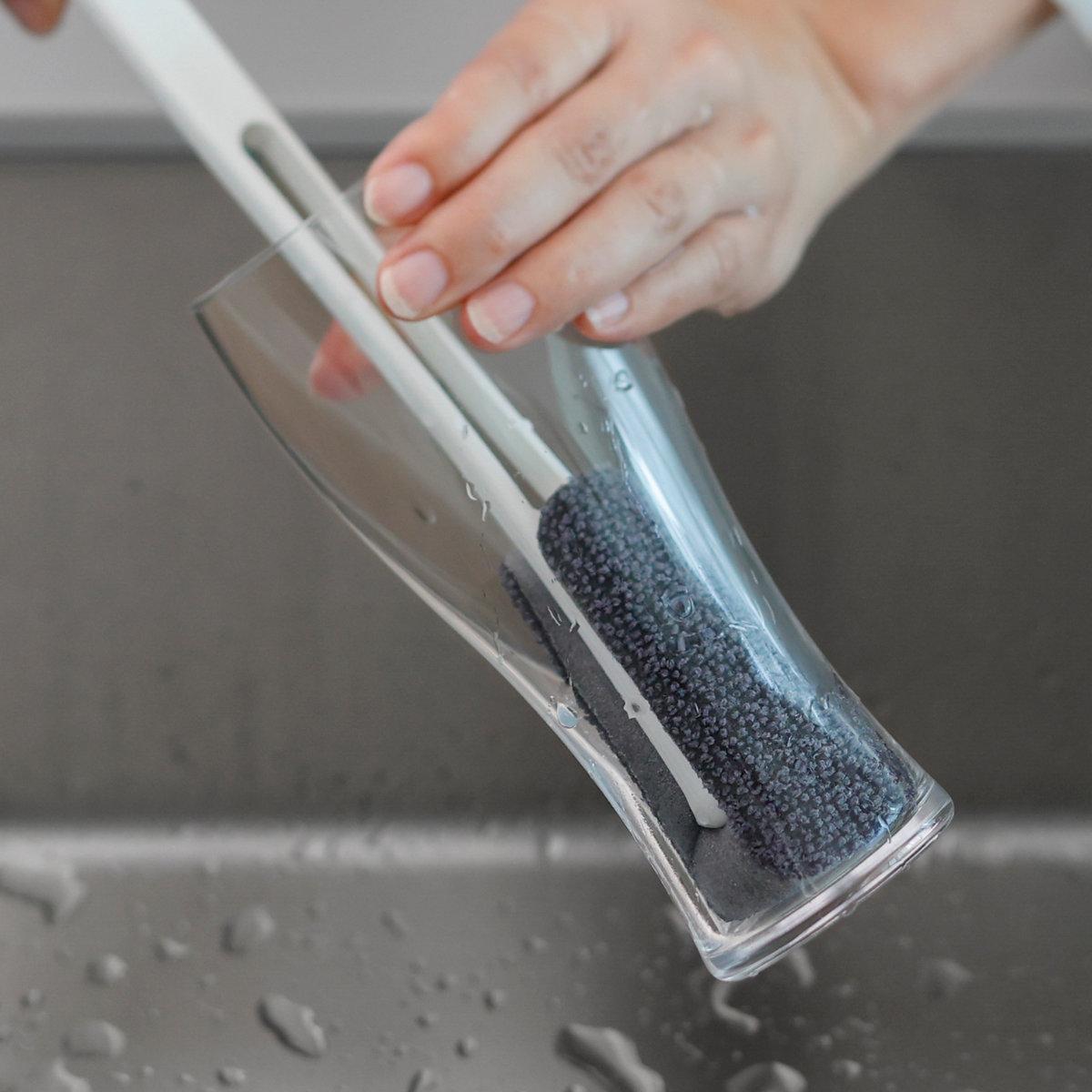 marna マーナ 水ピカ ボトル洗いスポンジ ( 柄付きブラシ キッチンスポンジ 水筒洗いブラシ 洗剤不要 水だけ 日本製 タンブラー マグボトル 冷水筒 コップ キッチン スリム ) グレー