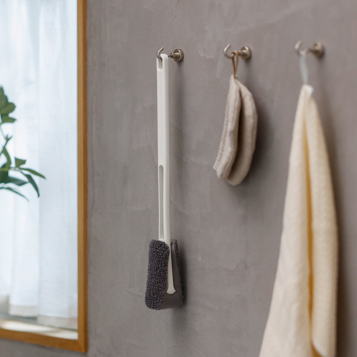 marna マーナ 水ピカ ボトル洗いスポンジ ( 柄付きブラシ キッチンスポンジ 水筒洗いブラシ 洗剤不要 水だけ 日本製 タンブラー マグボトル 冷水筒 コップ キッチン スリム ) グレー