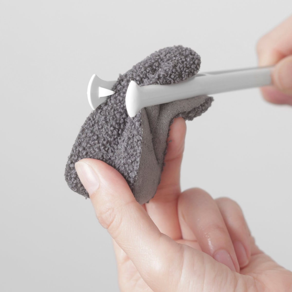 marna マーナ 水ピカ ボトル洗いスポンジ ( 柄付きブラシ キッチンスポンジ 水筒洗いブラシ 洗剤不要 水だけ 日本製 タンブラー マグボトル 冷水筒 コップ キッチン スリム ) グレー