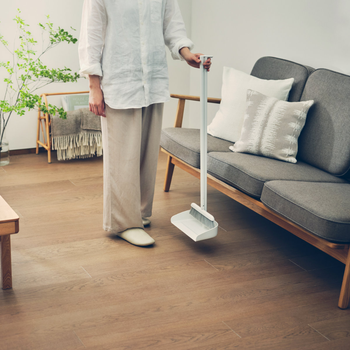 marna マーナ スタンドほうきちりとり W664W ( ほうき ちりとり セット 室内 屋外 自立式 玄関 ベランダ 掃除 ヘッドが動く 軽量 長柄 スリム 白 シンプル 立つ 掃き掃除 清掃 屋内 庭 そうじ 掃除グッズ ) ホワイト