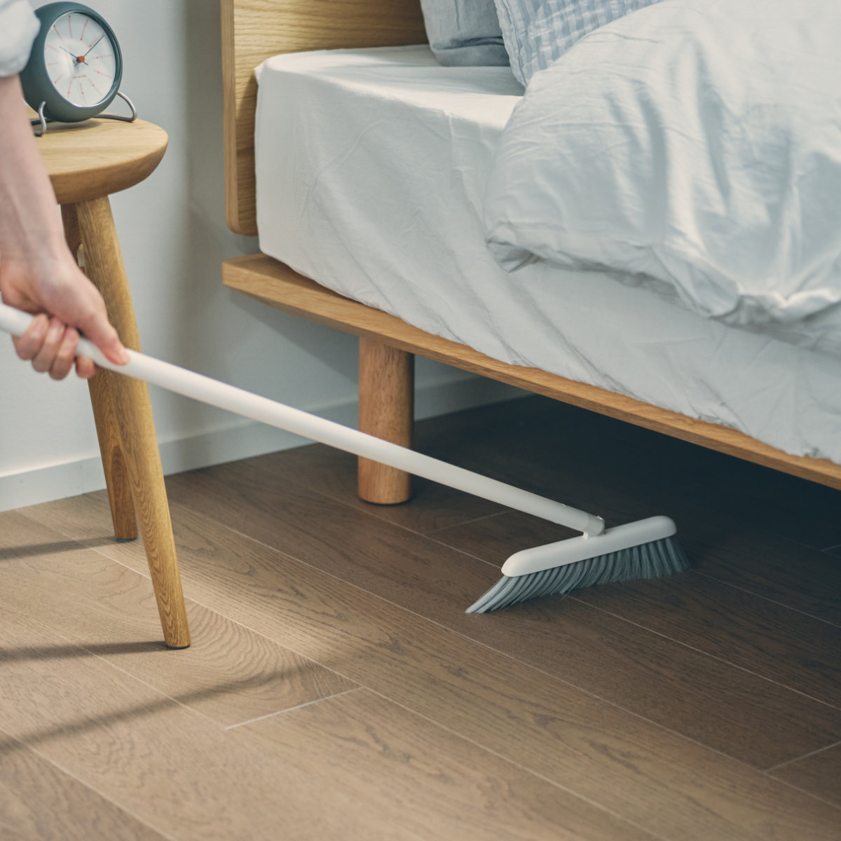 marna マーナ スタンドほうきちりとり W664W ( ほうき ちりとり セット 室内 屋外 自立式 玄関 ベランダ 掃除 ヘッドが動く 軽量 長柄 スリム 白 シンプル 立つ 掃き掃除 清掃 屋内 庭 そうじ 掃除グッズ ) ホワイト