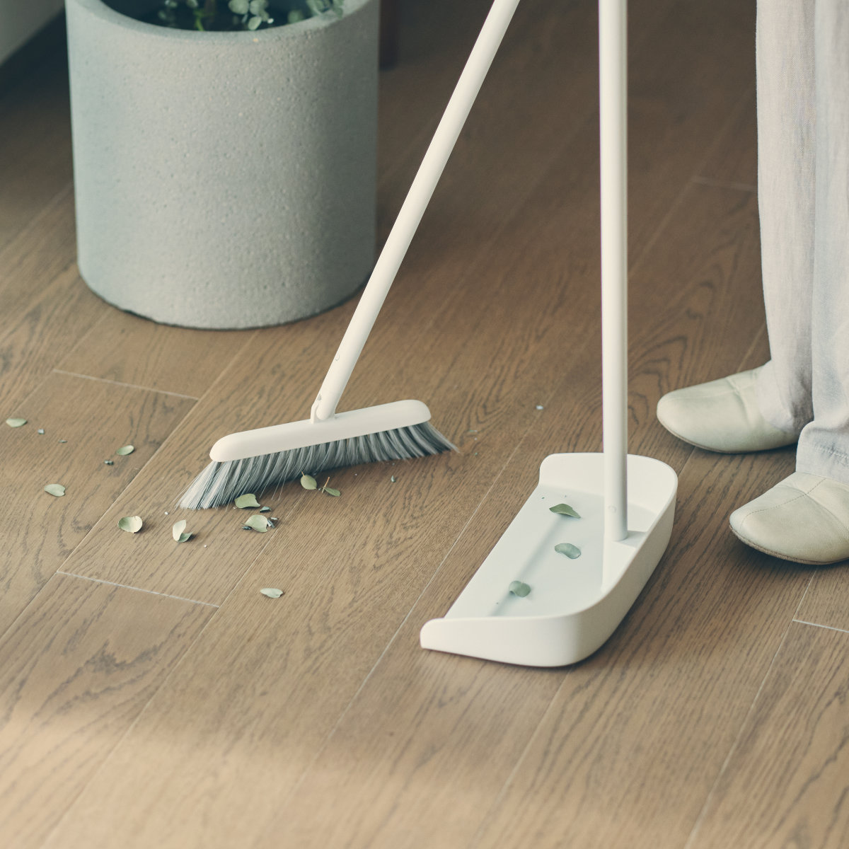 marna マーナ スタンドほうきちりとり W664W ( ほうき ちりとり セット 室内 屋外 自立式 玄関 ベランダ 掃除 ヘッドが動く 軽量 長柄 スリム 白 シンプル 立つ 掃き掃除 清掃 屋内 庭 そうじ 掃除グッズ ) ホワイト
