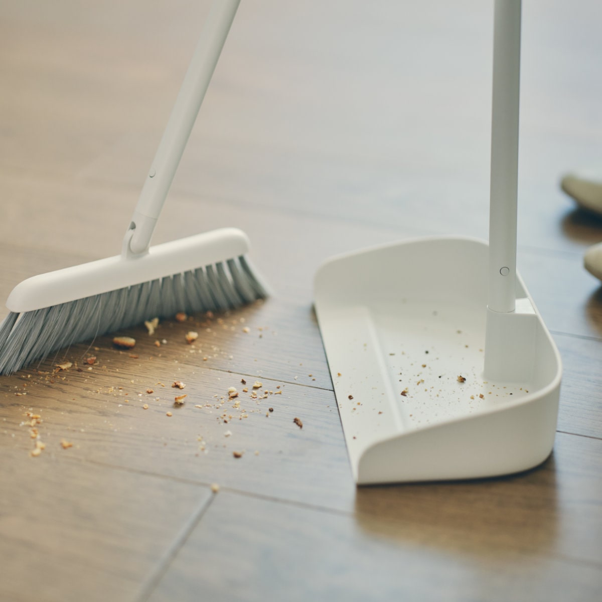 marna マーナ スタンドほうきちりとり W664W ( ほうき ちりとり セット 室内 屋外 自立式 玄関 ベランダ 掃除 ヘッドが動く 軽量 長柄 スリム 白 シンプル 立つ 掃き掃除 清掃 屋内 庭 そうじ 掃除グッズ ) ホワイト