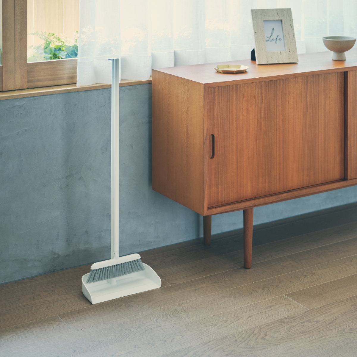 marna マーナ スタンドほうきちりとり W664W ( ほうき ちりとり セット 室内 屋外 自立式 玄関 ベランダ 掃除 ヘッドが動く 軽量 長柄 スリム 白 シンプル 立つ 掃き掃除 清掃 屋内 庭 そうじ 掃除グッズ ) ホワイト