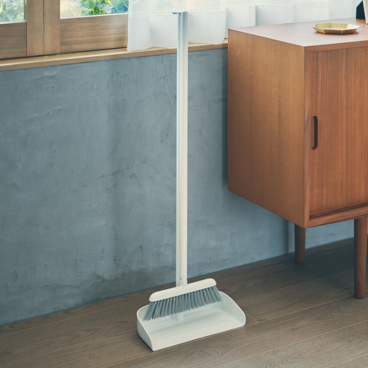 marna マーナ スタンドほうきちりとり W664W ( ほうき ちりとり セット 室内 屋外 自立式 玄関 ベランダ 掃除 ヘッドが動く 軽量 長柄 スリム 白 シンプル 立つ 掃き掃除 清掃 屋内 庭 そうじ 掃除グッズ ) ホワイト