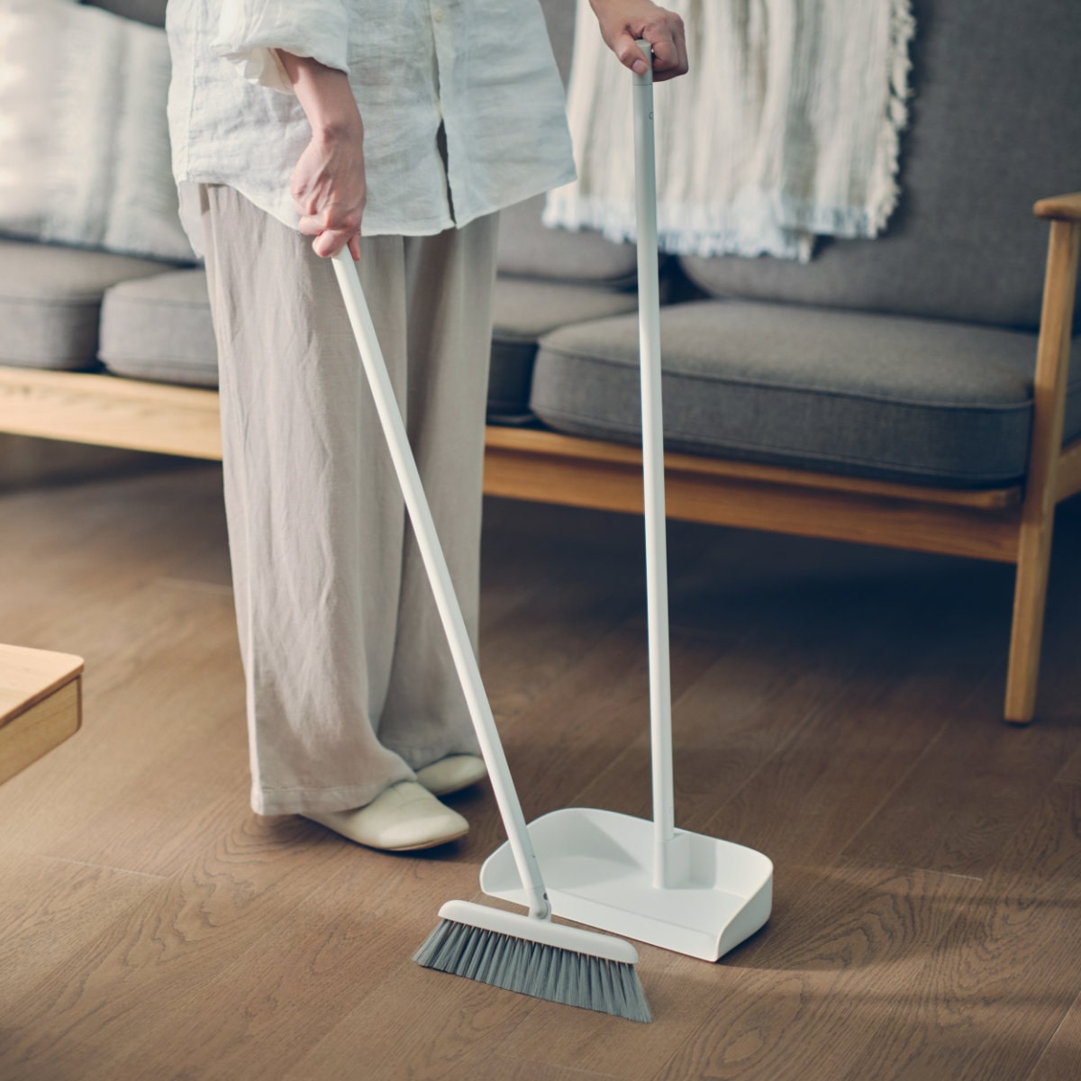 marna マーナ スタンドほうきちりとり W664W ( ほうき ちりとり セット 室内 屋外 自立式 玄関 ベランダ 掃除 ヘッドが動く 軽量 長柄 スリム 白 シンプル 立つ 掃き掃除 清掃 屋内 庭 そうじ 掃除グッズ ) ホワイト