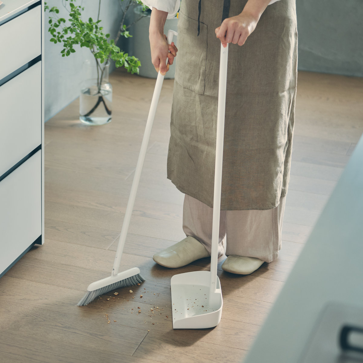 marna マーナ スタンドほうきちりとり W664W ( ほうき ちりとり セット 室内 屋外 自立式 玄関 ベランダ 掃除 ヘッドが動く 軽量 長柄 スリム 白 シンプル 立つ 掃き掃除 清掃 屋内 庭 そうじ 掃除グッズ ) ホワイト