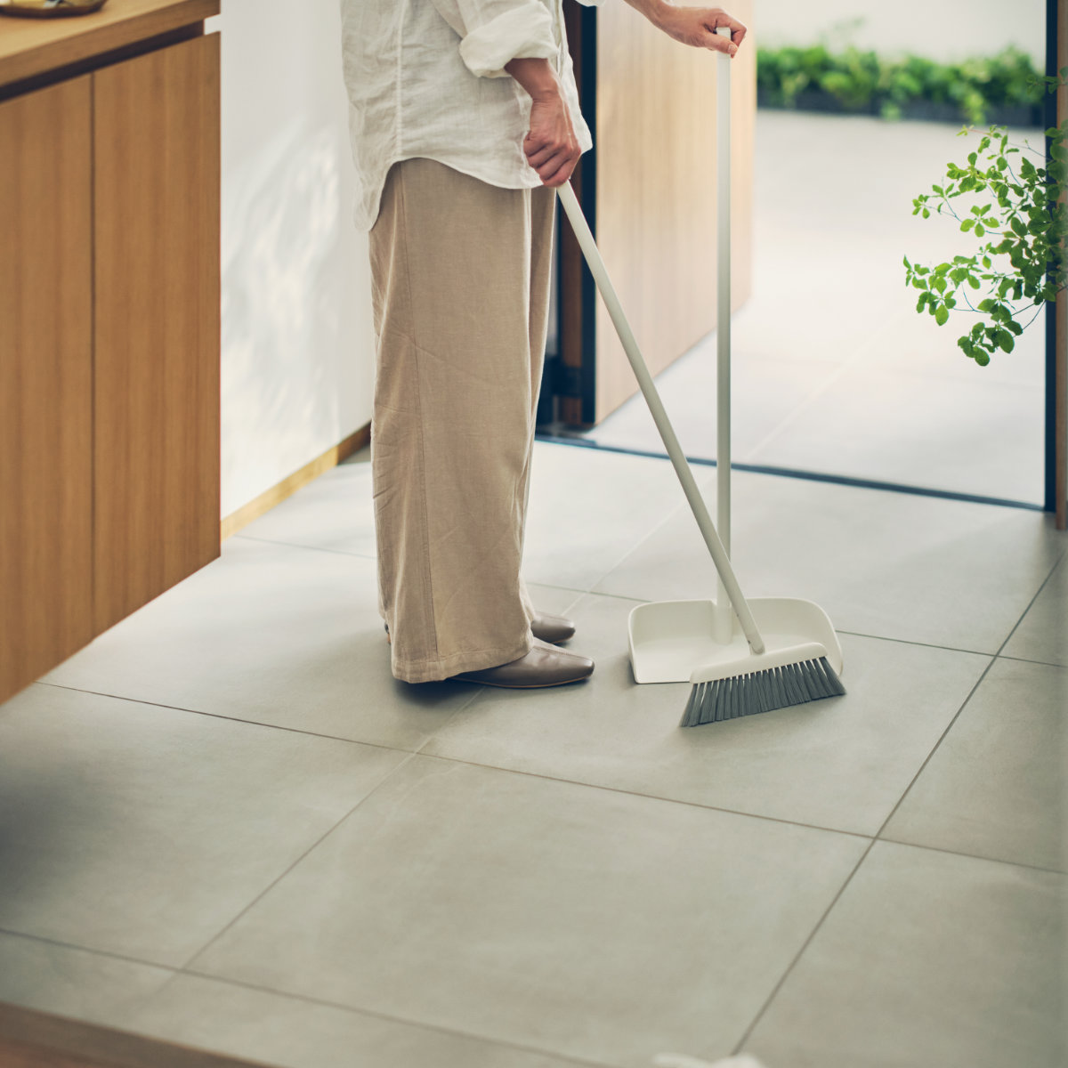 marna マーナ スタンドほうきちりとり W664W ( ほうき ちりとり セット 室内 屋外 自立式 玄関 ベランダ 掃除 ヘッドが動く 軽量 長柄 スリム 白 シンプル 立つ 掃き掃除 清掃 屋内 庭 そうじ 掃除グッズ ) ホワイト