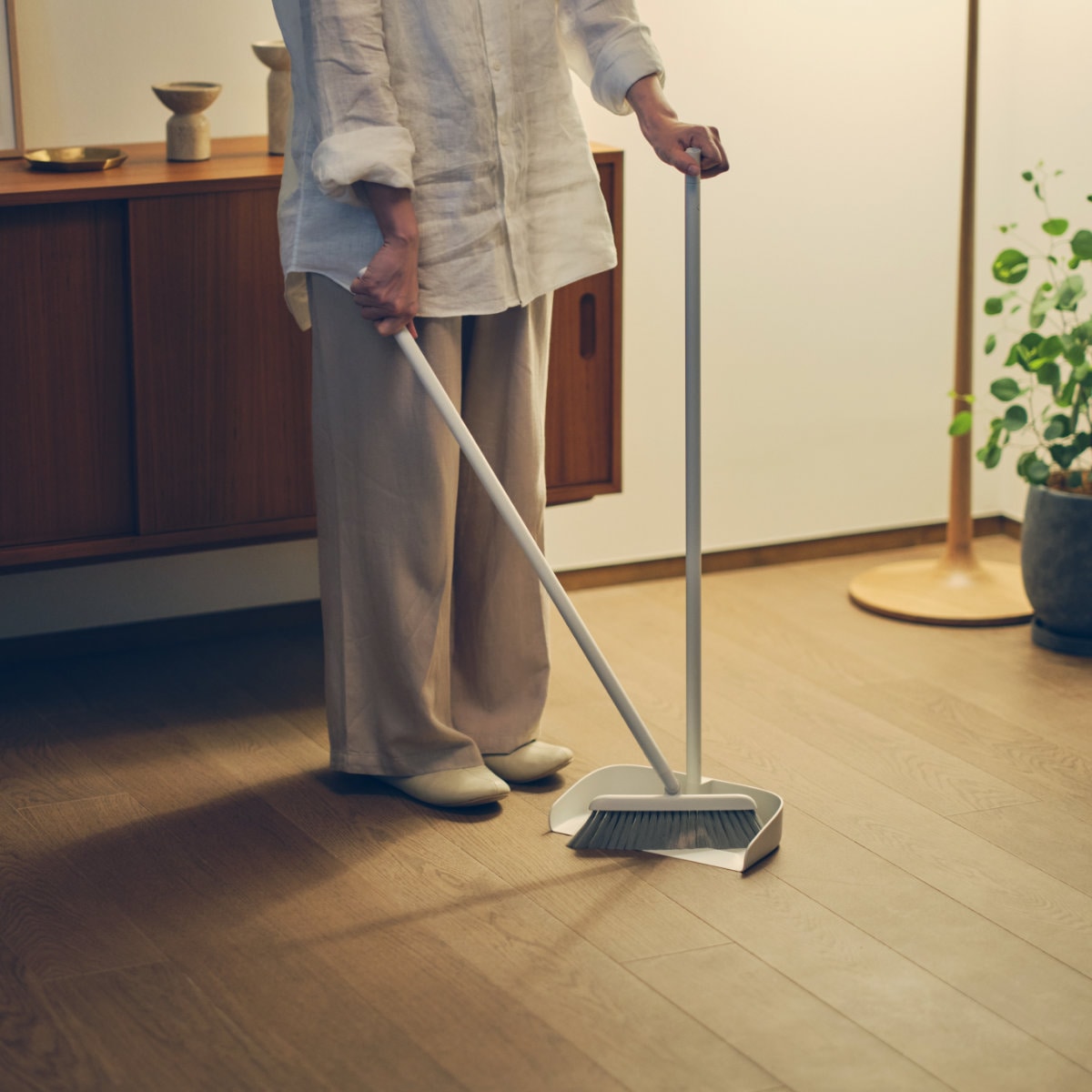 marna マーナ スタンドほうきちりとり W664W ( ほうき ちりとり セット 室内 屋外 自立式 玄関 ベランダ 掃除 ヘッドが動く 軽量 長柄 スリム 白 シンプル 立つ 掃き掃除 清掃 屋内 庭 そうじ 掃除グッズ ) ホワイト