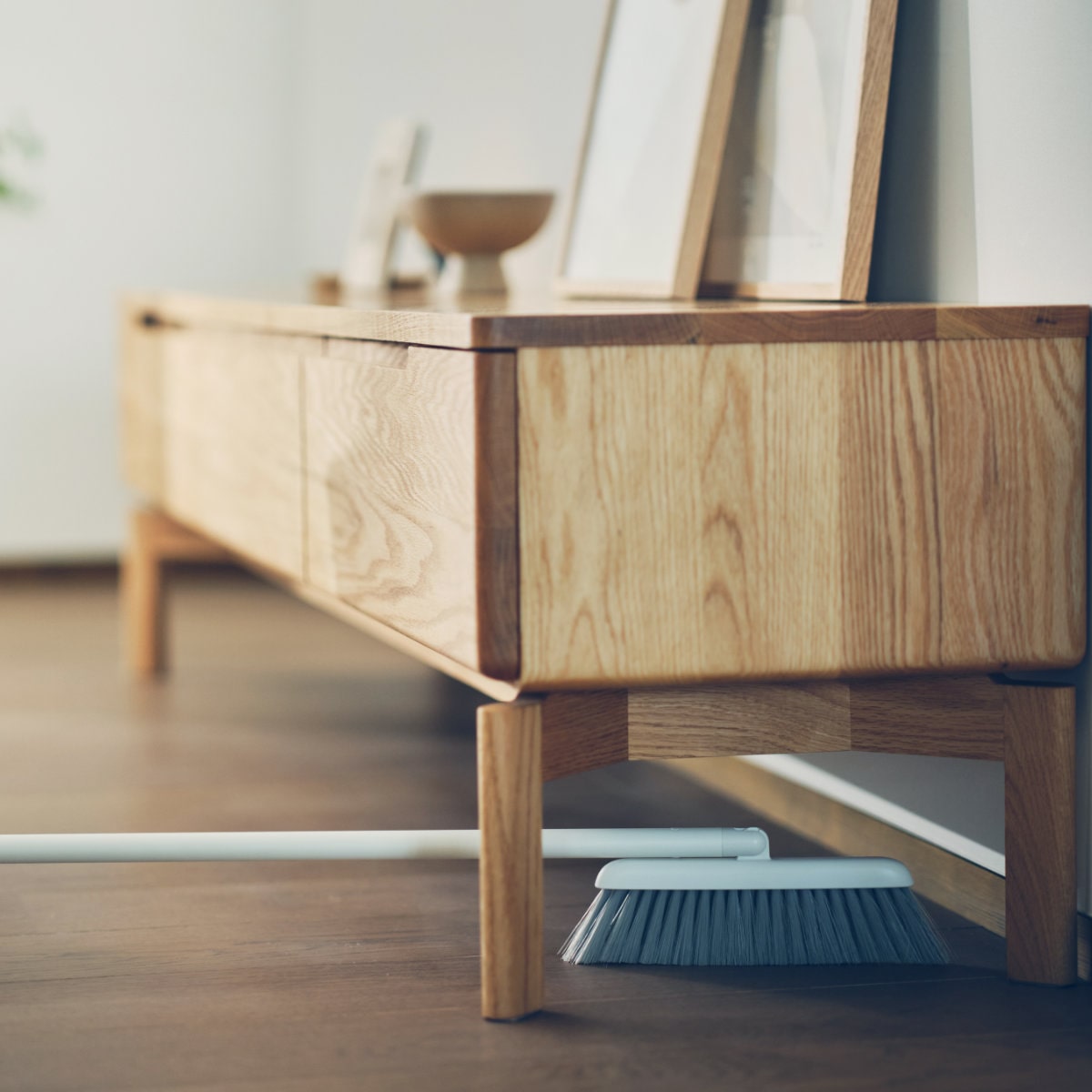 marna マーナ スタンドほうきちりとり W664W ( ほうき ちりとり セット 室内 屋外 自立式 玄関 ベランダ 掃除 ヘッドが動く 軽量 長柄 スリム 白 シンプル 立つ 掃き掃除 清掃 屋内 庭 そうじ 掃除グッズ ) ホワイト