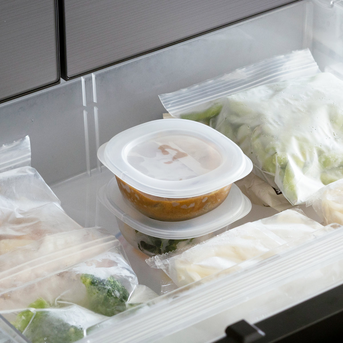 marna マーナ うつわにもなる保存容器 250mL 2個入り K831 ( 密閉 食洗機対応 電子レンジ対応 冷凍 キッチン 積み重ね スタッキング 収納 シンク下 ワンタッチ 保存 容器 軽量 ) 【ダークグレー】 ダークグレー