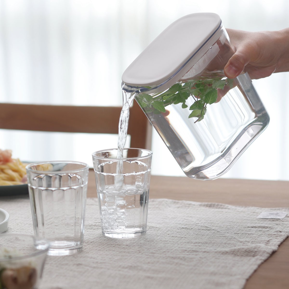 marna マーナ ウォーターピッチャー 1L ホワイト+ブラック 2個セット K787 ( 水差し 麦茶ポット 水さし 冷水ポット プラスチック製 耐熱 お茶 麦茶 熱湯 広口 注ぎやすい 洗いやすい 冷蔵庫 ドアポケット )