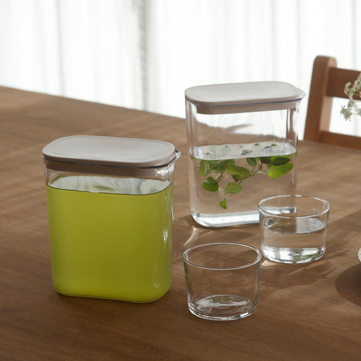 marna マーナ ウォーターピッチャー 1L ホワイト+ブラック 2個セット K787 ( 水差し 麦茶ポット 水さし 冷水ポット プラスチック製 耐熱 お茶 麦茶 熱湯 広口 注ぎやすい 洗いやすい 冷蔵庫 ドアポケット )