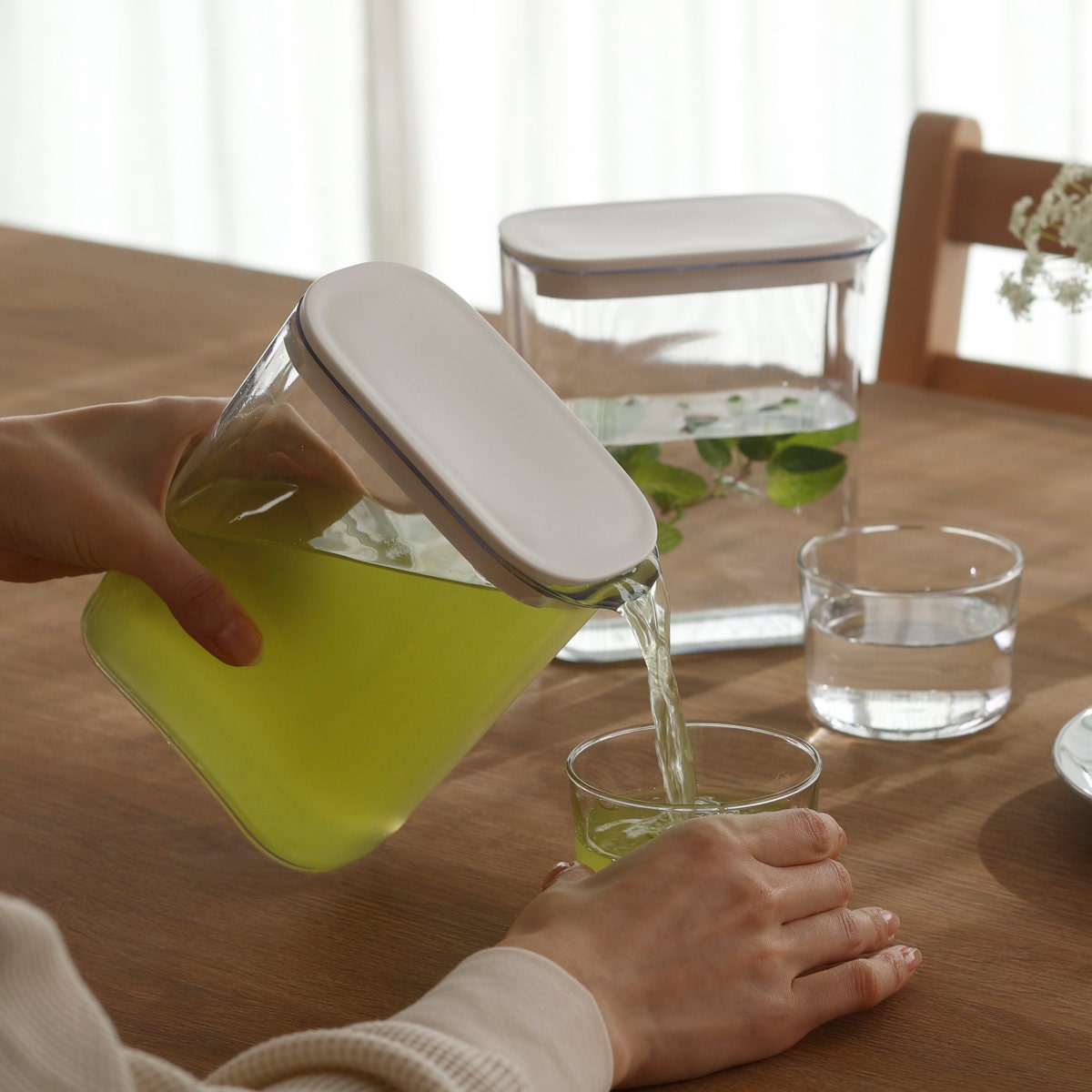 marna マーナ ウォーターピッチャー 1L ホワイト+ブラック 2個セット K787 ( 水差し 麦茶ポット 水さし 冷水ポット プラスチック製 耐熱 お茶 麦茶 熱湯 広口 注ぎやすい 洗いやすい 冷蔵庫 ドアポケット )