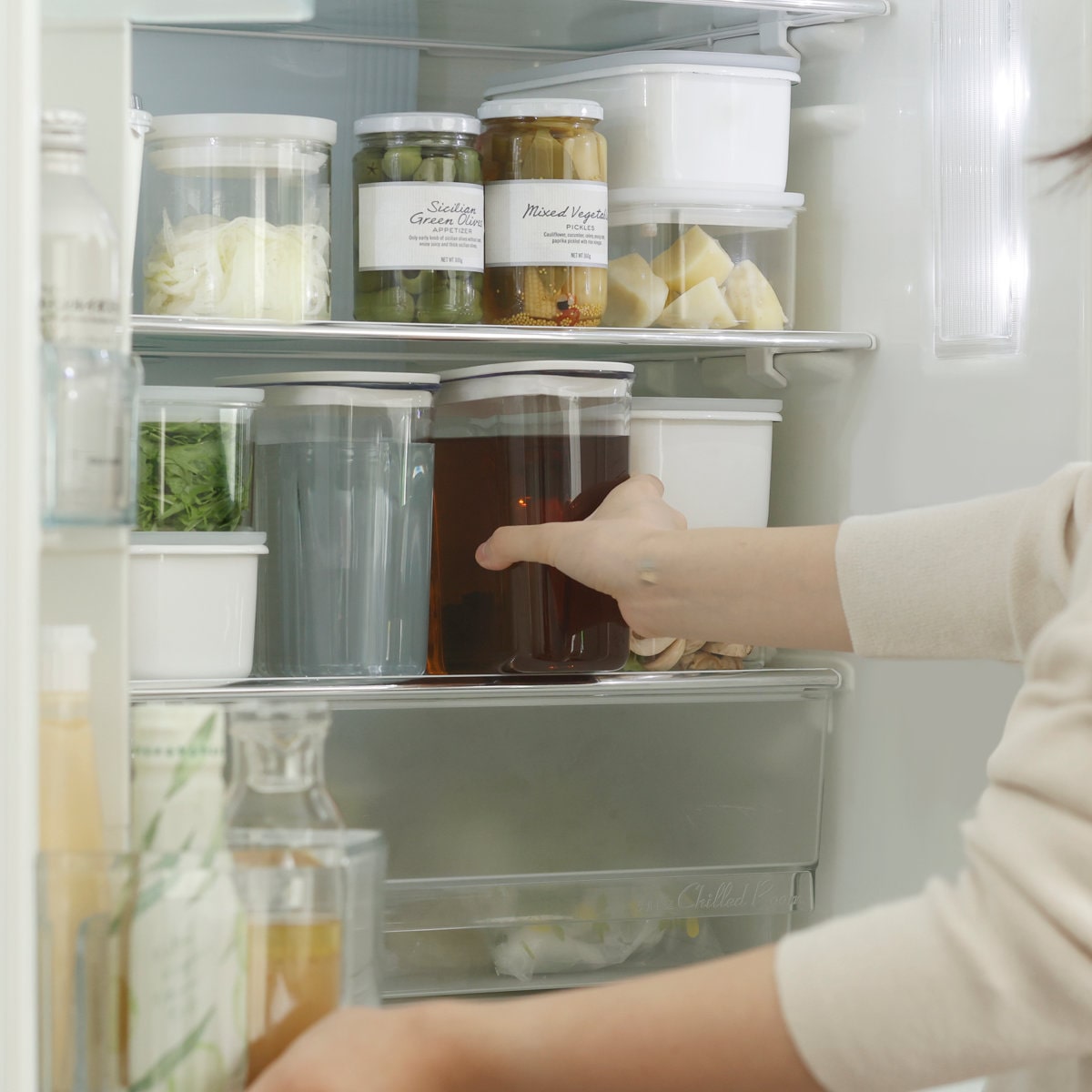 marna マーナ ウォーターピッチャー 1L ホワイト+ブラック 2個セット K787 ( 水差し 麦茶ポット 水さし 冷水ポット プラスチック製 耐熱 お茶 麦茶 熱湯 広口 注ぎやすい 洗いやすい 冷蔵庫 ドアポケット )