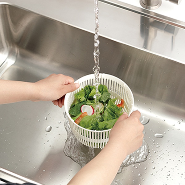 サラダスピナー LIBERALISTA リベラリスタ ( 野菜水切り器 野菜水きり器 コランダー スピナー 水切り 手動 回転式 下ごしらえ ボウル ザル 分解 洗える 野菜の水切り ) 【ホワイト】 ホワイト