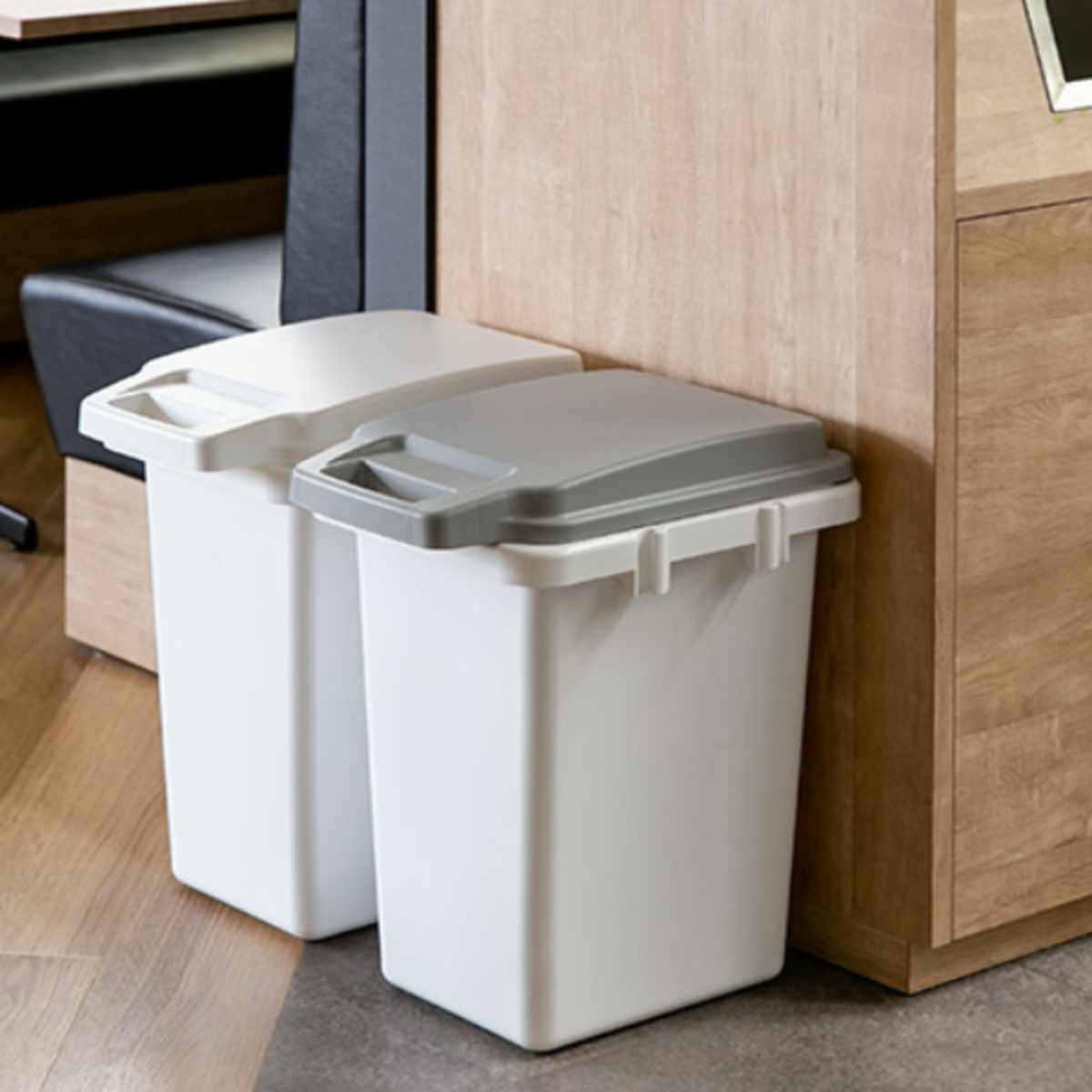 ゴミ箱 33L 抗菌 防臭 密閉 ふた付き ロック機能 ( ごみ箱 33リットル 臭わない パッキン ハンドル 抗菌加工 おむつ 連結可能 室内 屋外 分別 イタズラ防止 ペット用 ペットシート パッキン付き シンプル ストッカー ベランダ ) 【ホワイト】 ホワイト