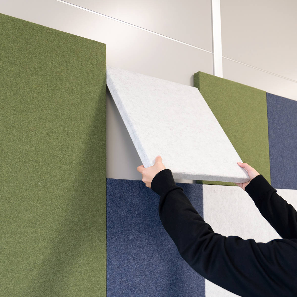 吸音パネル オフィスウォール 90×90cm マグネット設置 REMUTE ( 吸音 パネル 壁面 壁 オフィス リモートワーク ブース 会議室 ミーティング 応接室 防音 吸音材 音漏れ 軽減 おしゃれ インテリア 正方形 ) 【ネイビー】 ネイビー